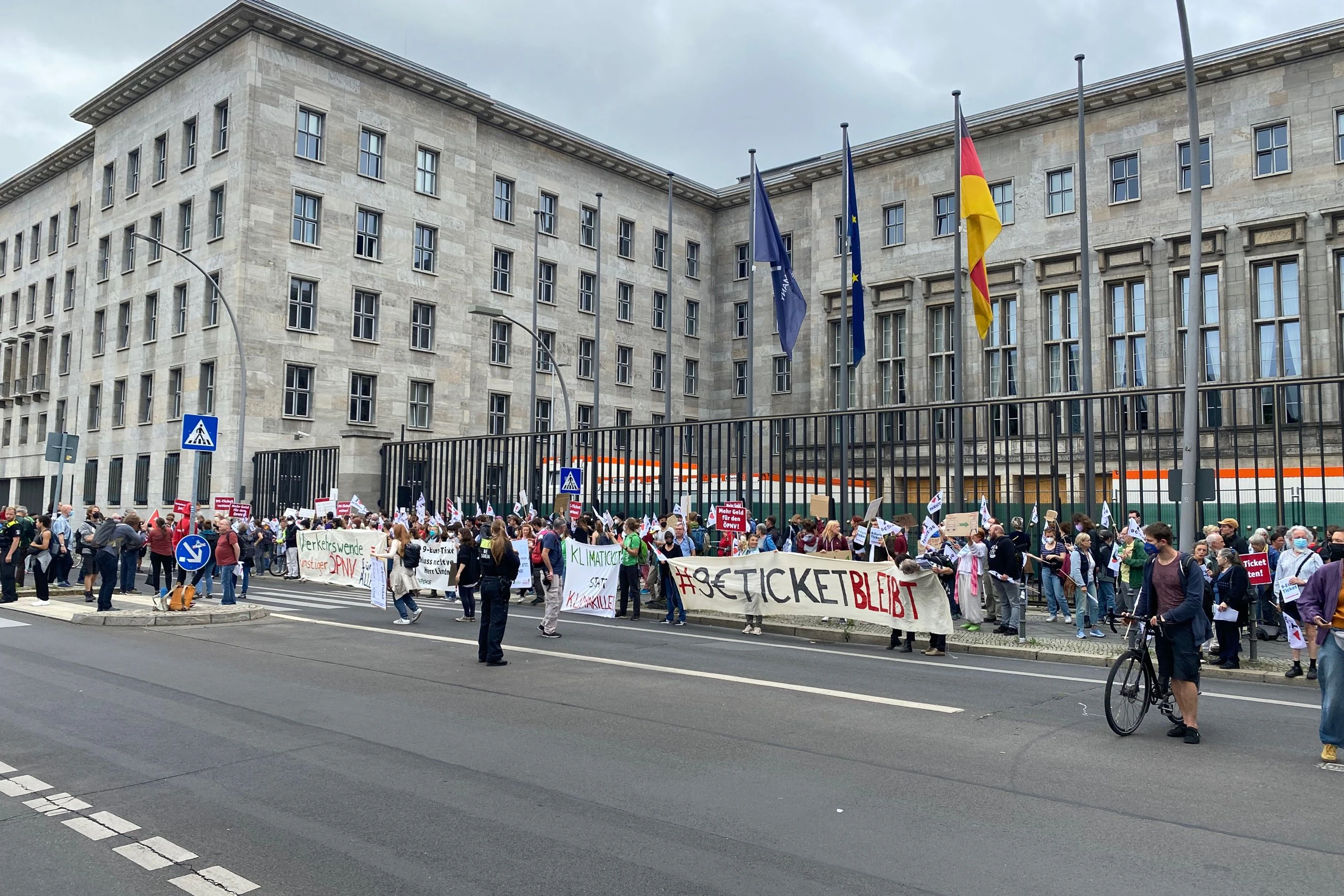 Zum Ende der Kundgebung brüllen die Demonstranten ihre Parolen direkt ins Büro des Finanzministers.