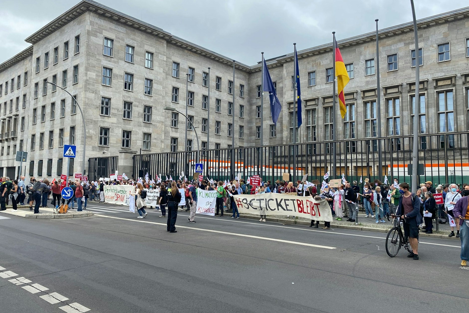 Zum Ende der Kundgebung brüllen die Demonstranten ihre Parolen direkt ins Büro des Finanzministers.