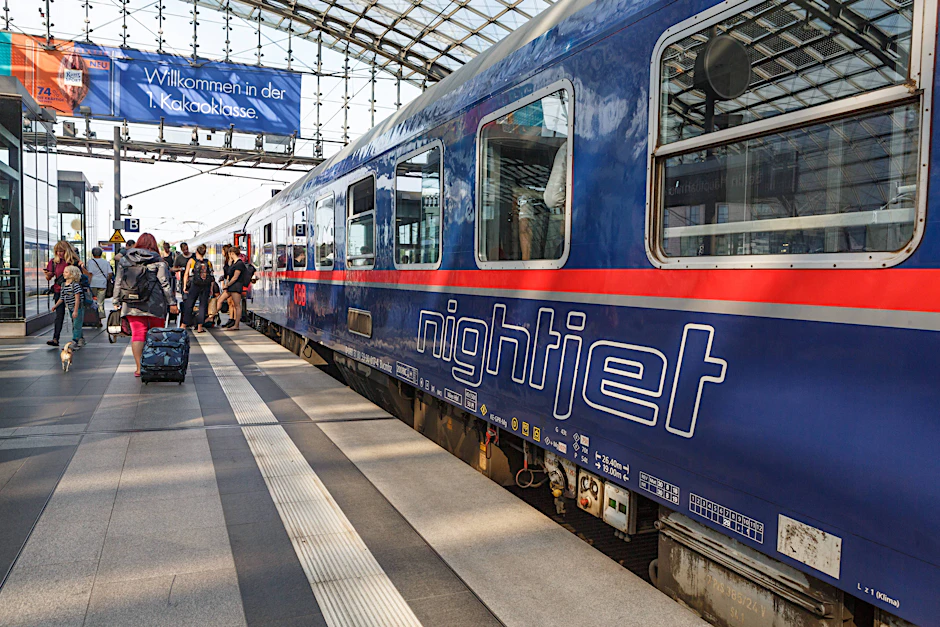 Angekommen in Berlin. Ein Nightjet der Österreichischen Bundesbahnen hält im Hauptbahnhof.