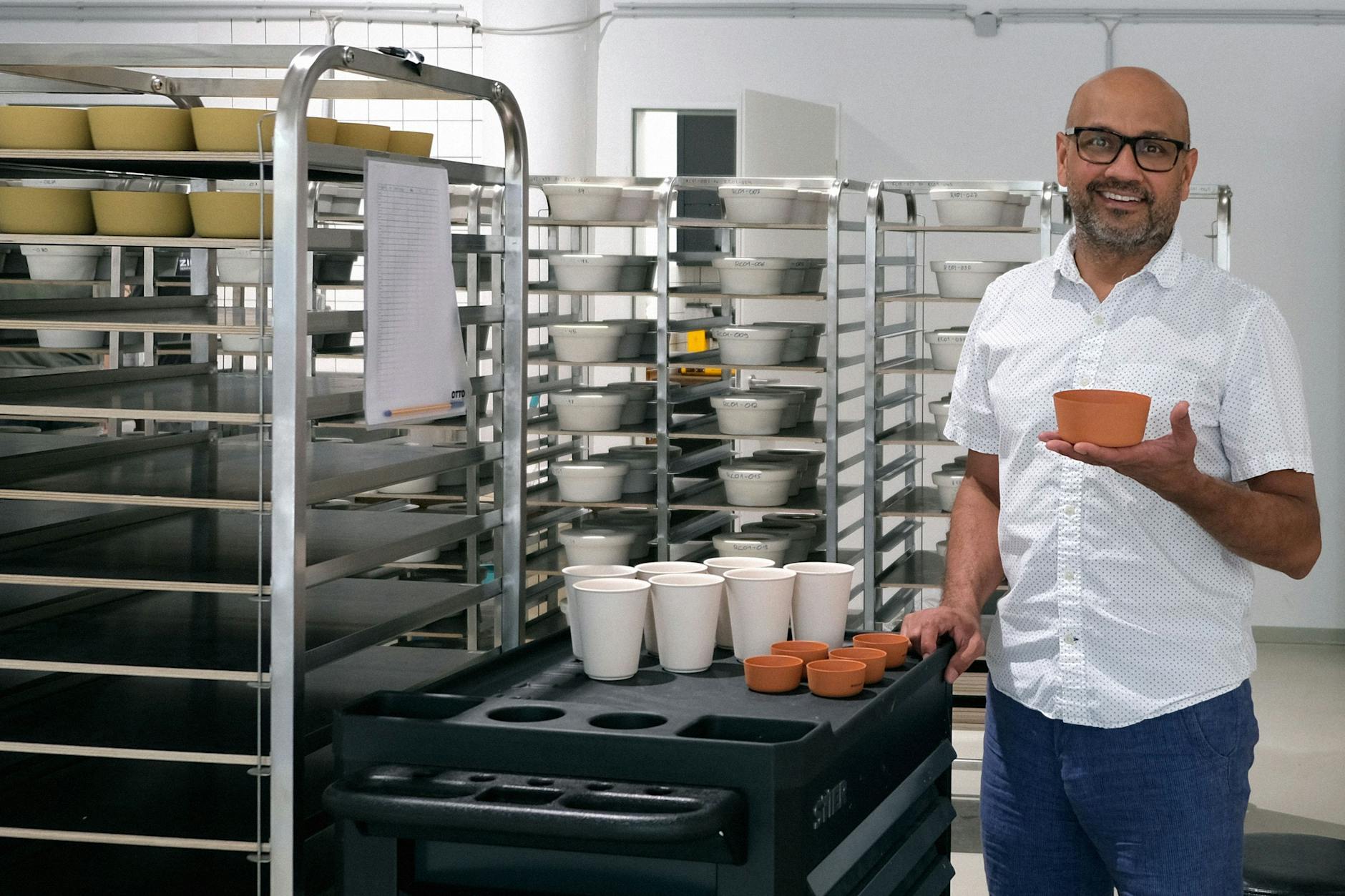 Die Idee zum Einwegbecher aus Ton brachte Unternehmensgründer Sanjeev Mankotia aus seiner Heimat mit.