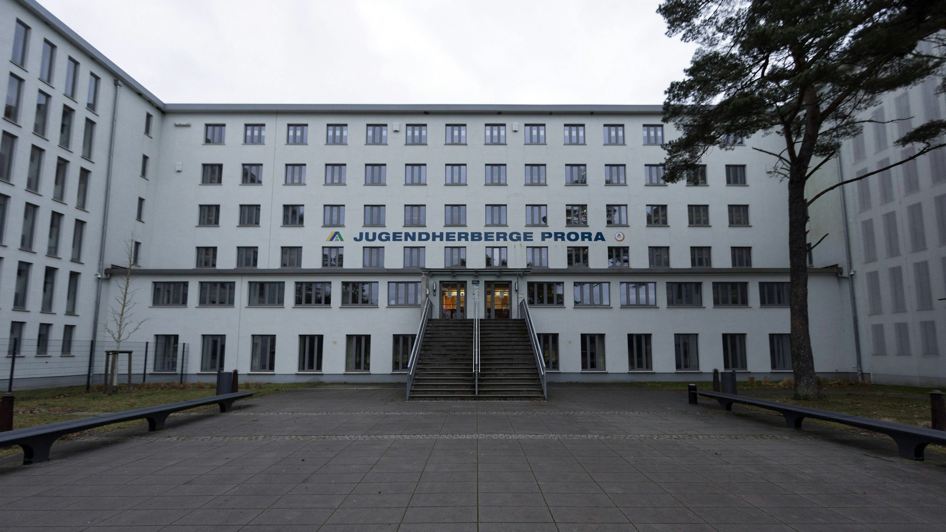 Die neu eingerichtete Jugendherberge im Bandwurm-Bau des Nazi-Seebads Prora auf Rügen.