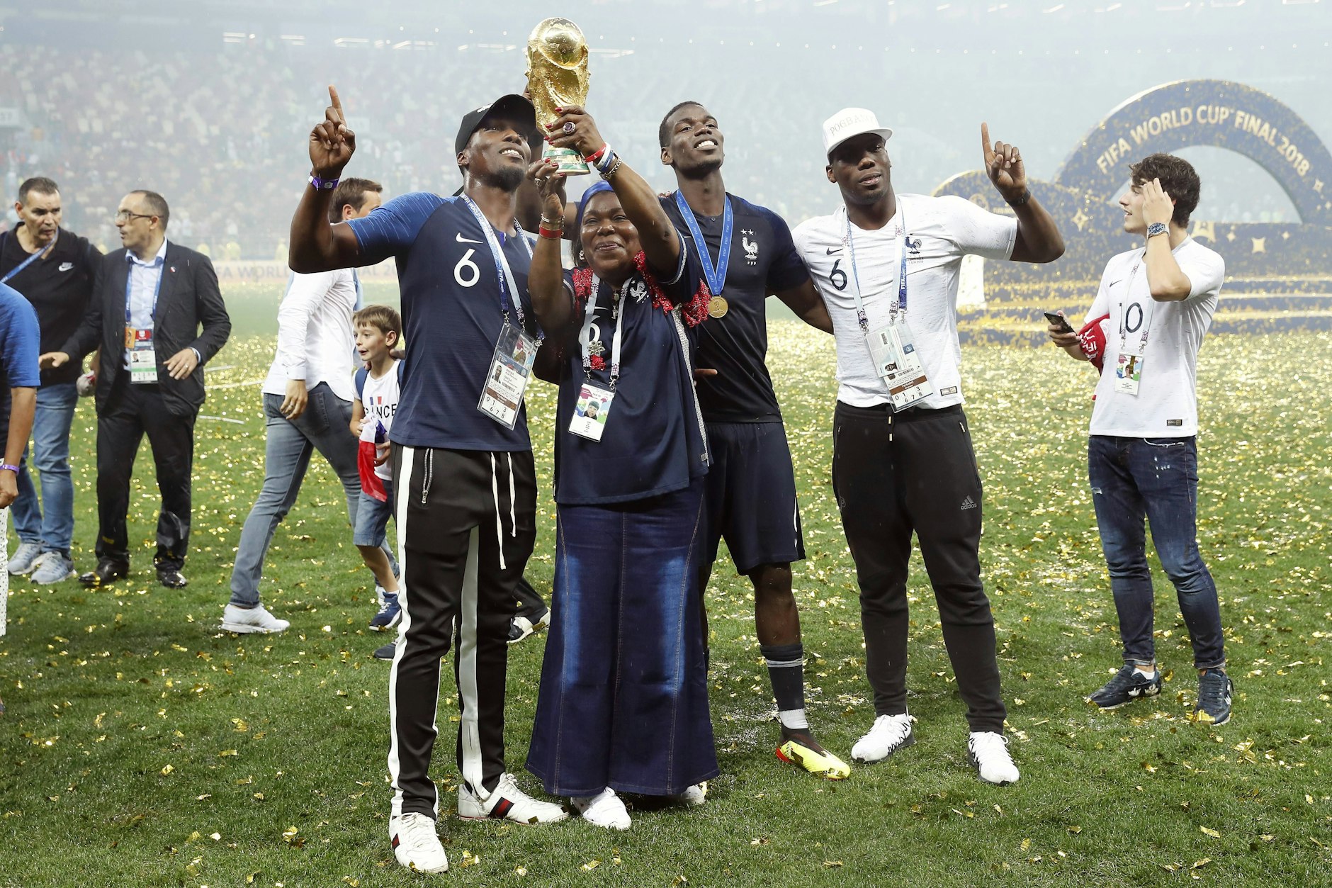 Da war die Welt bei den Pogbas noch in Ordnung: Paul (M.) nach dem WM-Gewinn 2018 mit seinen Brüdern Florentin, Mathias (r.) und Mama Yeo.