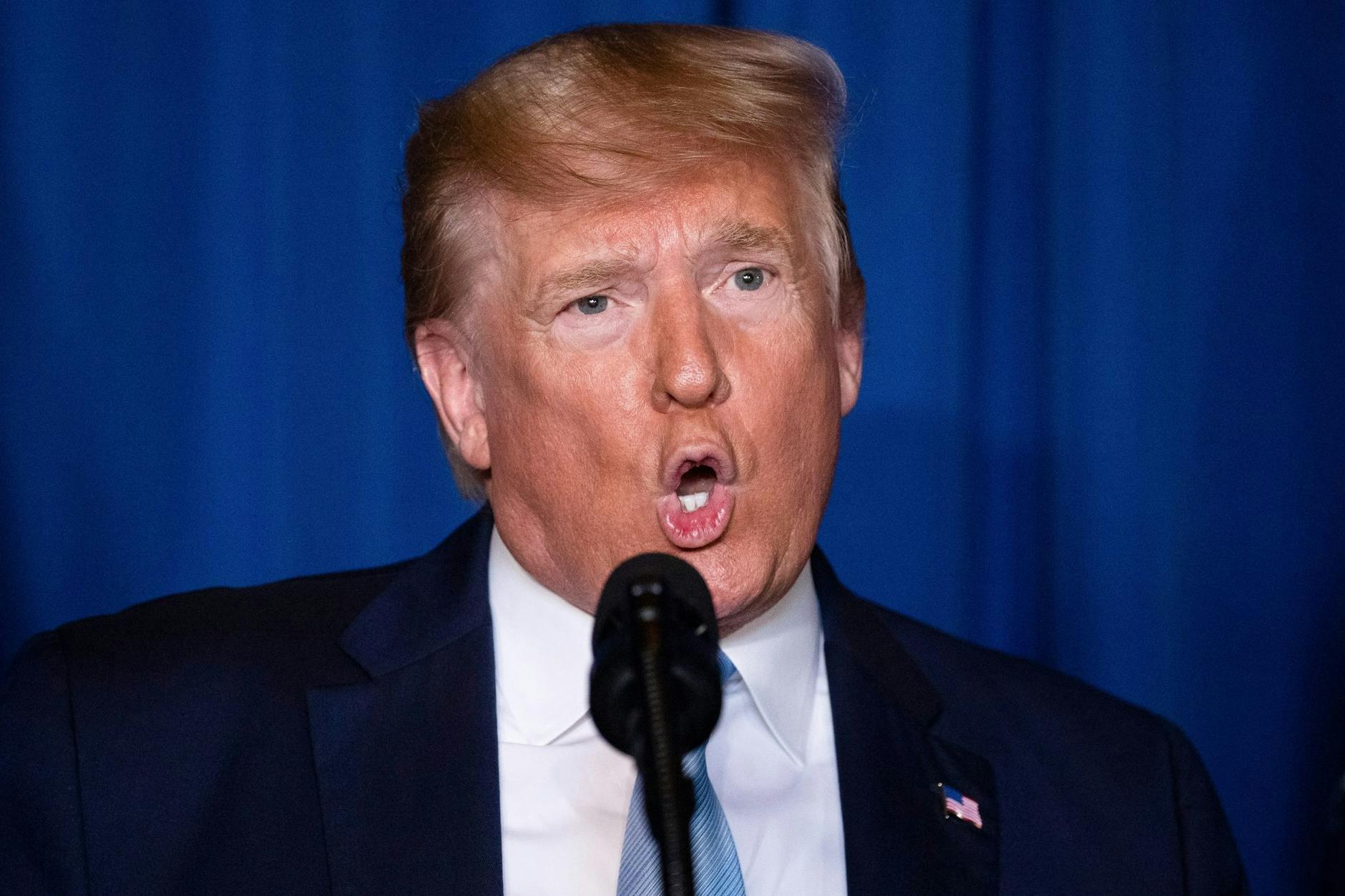 ARCHIV - Ex-US-Präsident Donald Trump bei einer Rede in seinem Anwesen Mar-a-Lago, das vom FBI durchsucht worden ist.