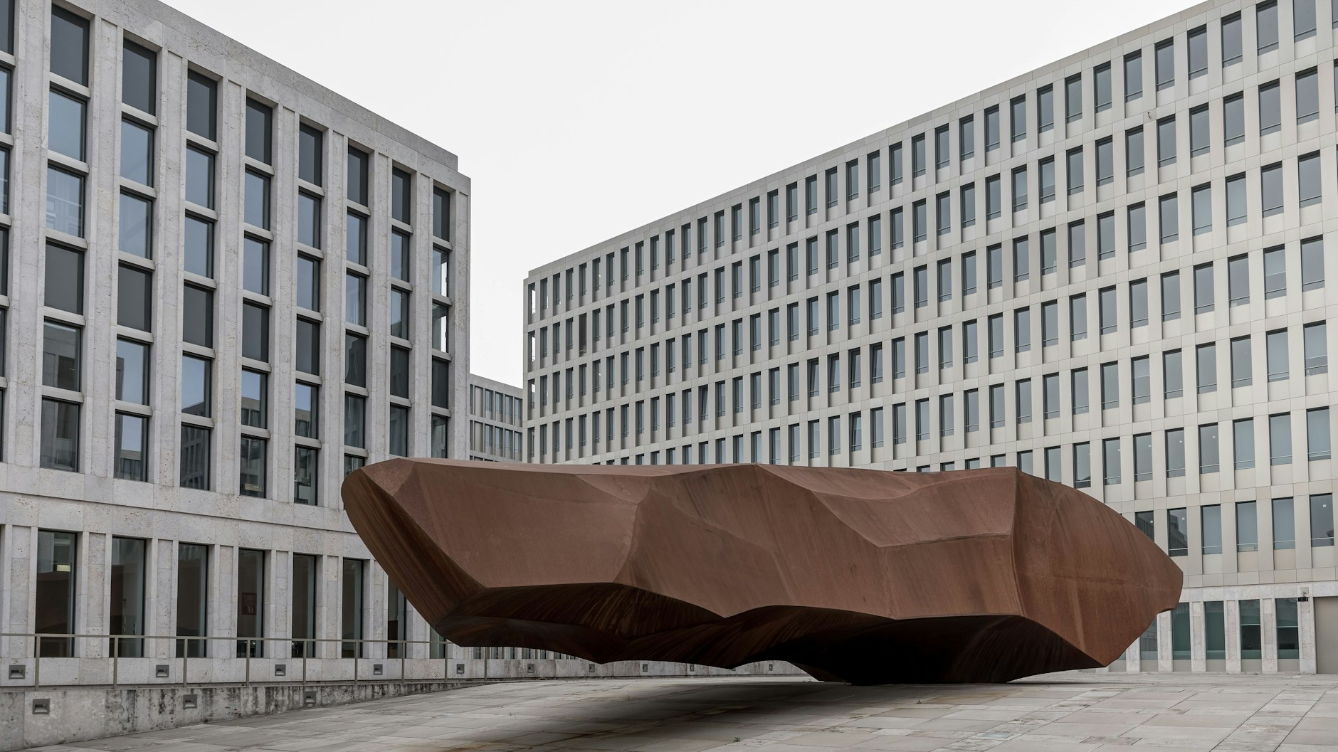 „Das Ding“ von Stefan Sous liegt in der Vorfahrt zur Zentrale des Bundesnachrichtendienst. Mausbach findet, das Gebäude wirke wie „das stimmige Bild eines aus Modulen gefertigten großen Datenspeichers“. Andere finden es öde.