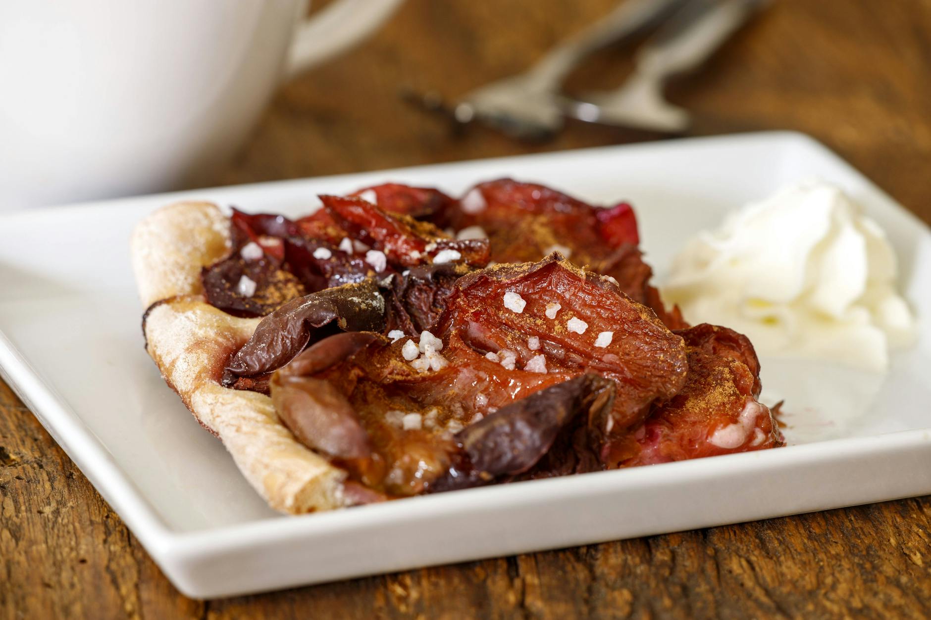 Das Rezept für den schnellsten Pflaumenkuchen der Welt ist wirklich genial einfach und genial lecker.