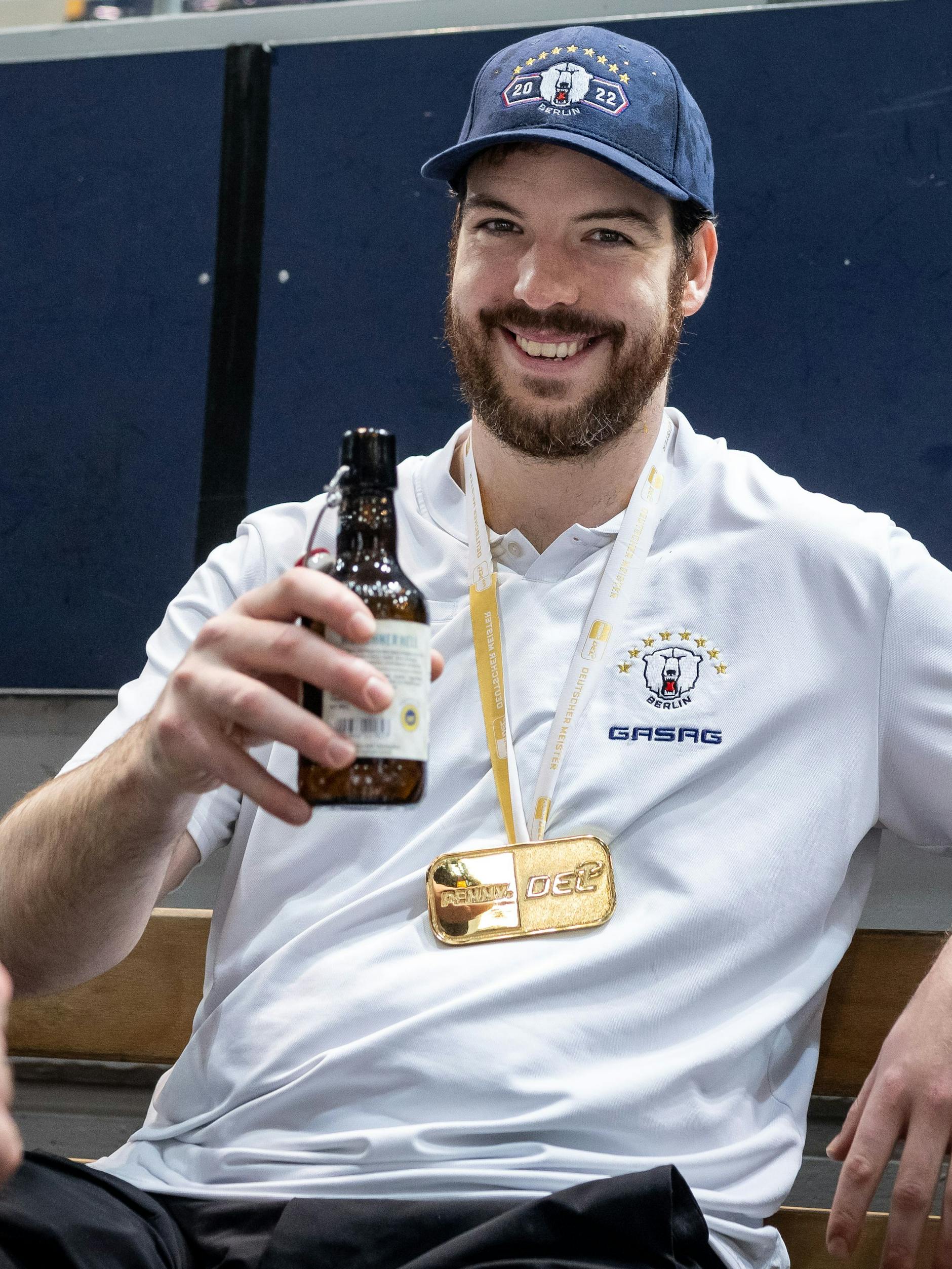 Prost! Simon Despres will jetzt in Österreich was zu feiern haben. 
