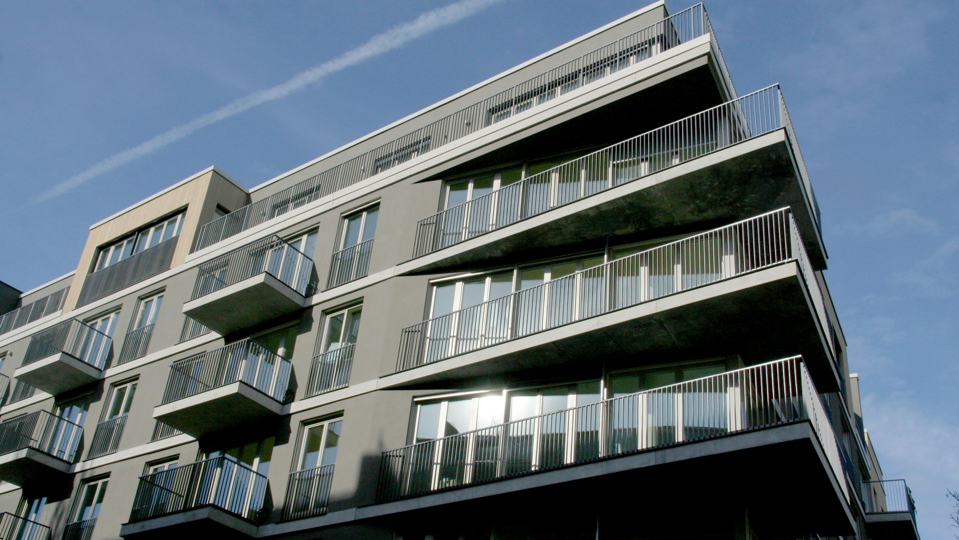 Blick auf neu gebaute Eigentumswohnungen: Auf dem Berliner Immobilienmarkt stiegen die Preise zwar auch im Jahr 2022, allerdings nicht mehr ganz so drastisch wie in den Vorjahren. In den meisten anderen Städten wird Wohneigentum derzeit sogar günstiger.