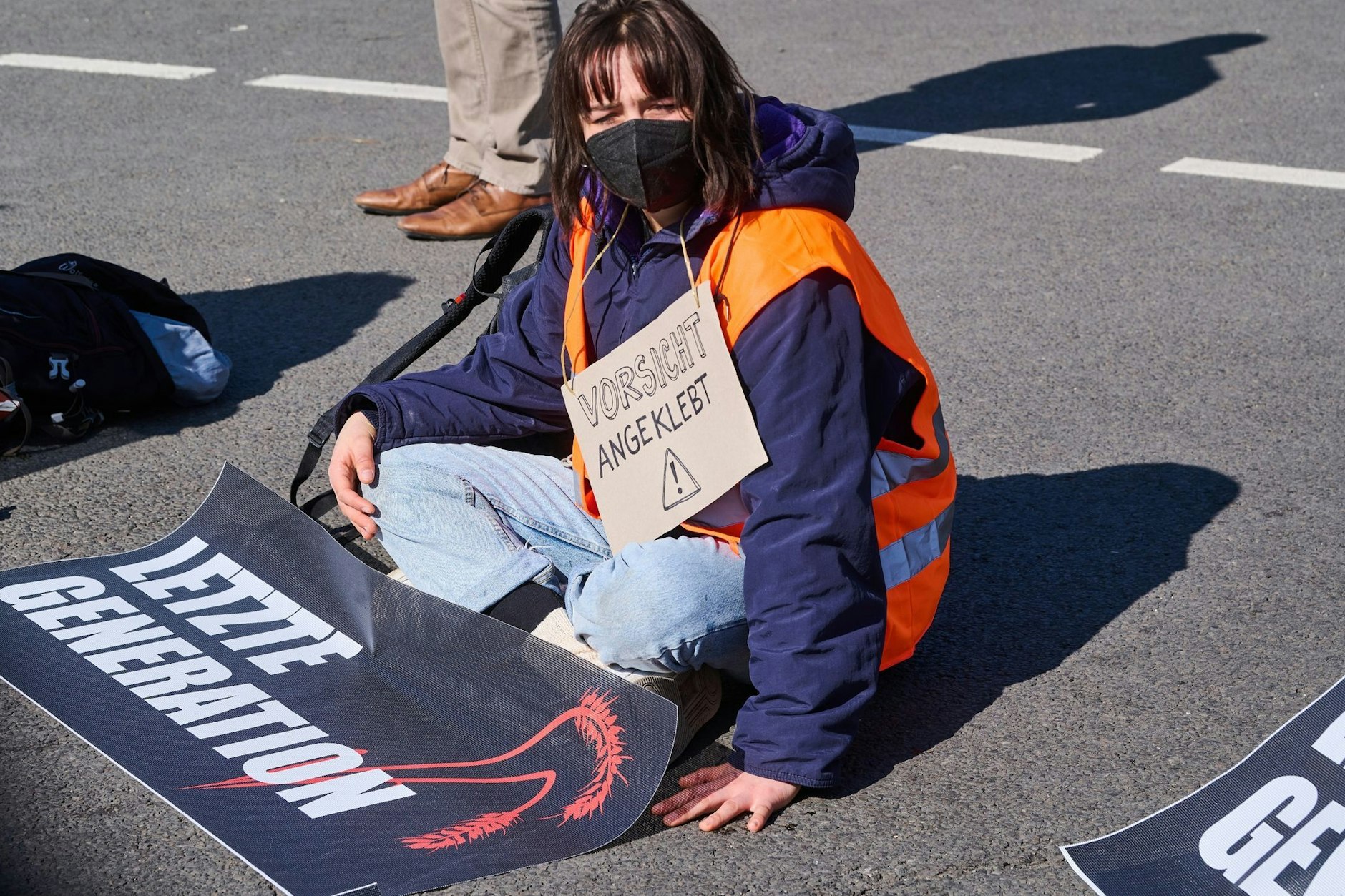 Eine Klimaaktivisten der Initiative „Letzte Generation“ hat sich bei einer Aktion auf der Ebertstraße vor dem Brandenburger Tor festgeklebt.&nbsp;