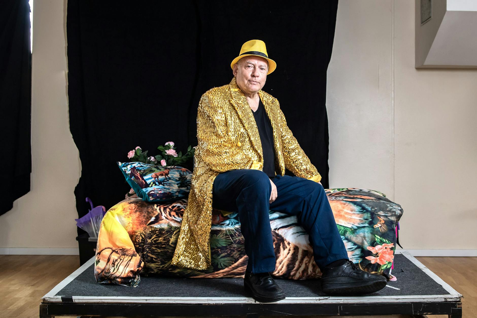 Immer passend gekleidet: Rosa von Praunheim auf der Probenbühne zu seinem Musical „Die Bettwurst“, das im September in der Bar jeder Vernunft Premiere hat.