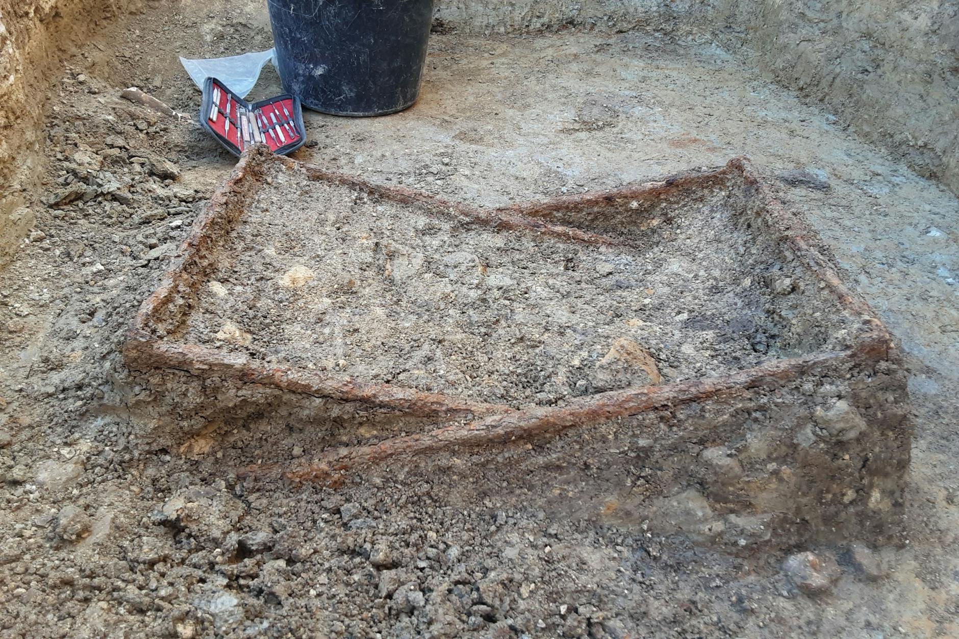 Einen etwa 1400 Jahre alten Klappstuhl haben Archäologen in Mittelfranken entdeckt. 