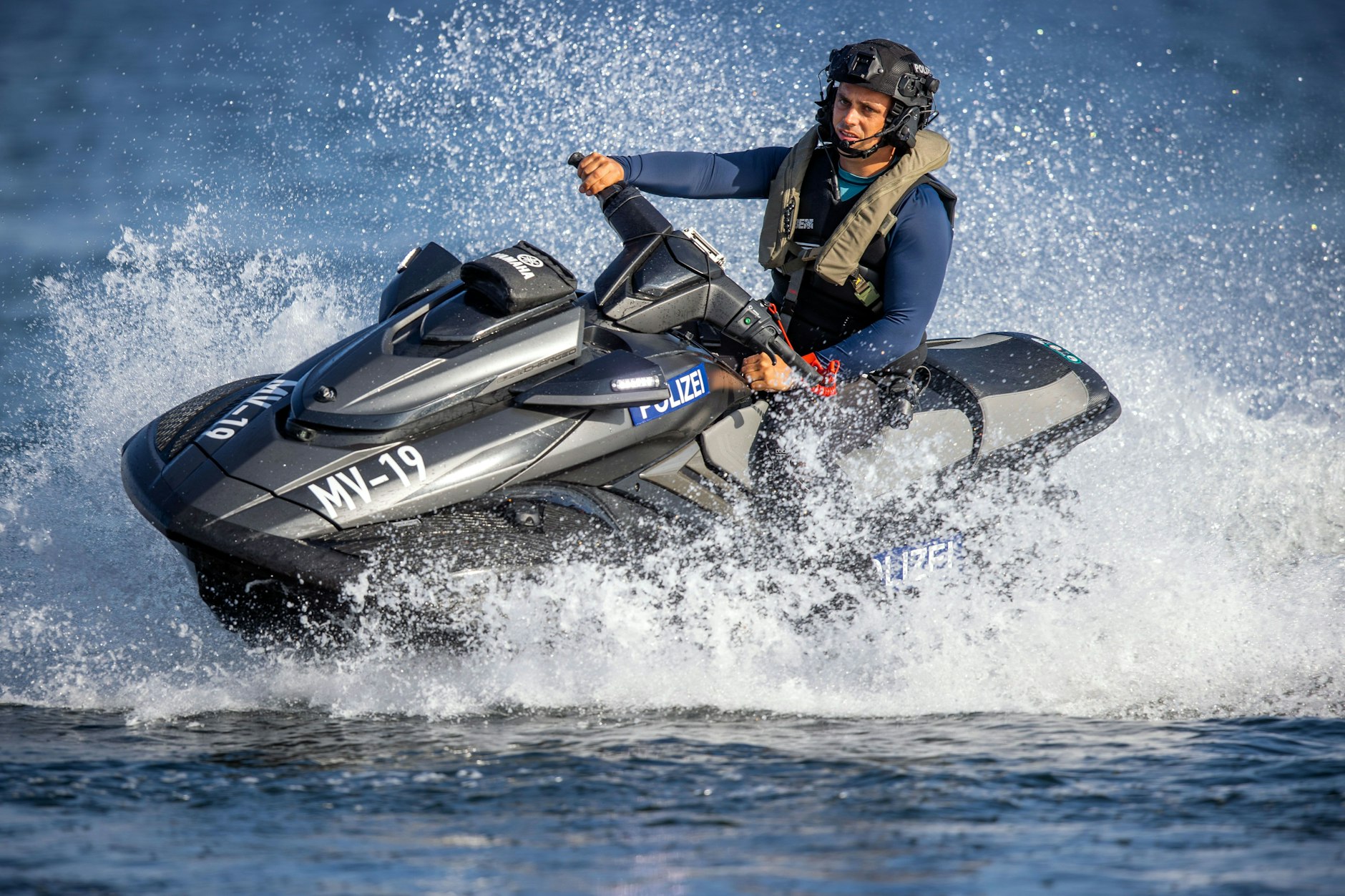 Der Polizist fährt auf dem Schweriner See. Mecklenburg-Vorpommern hat die Jetbikes bereits.
