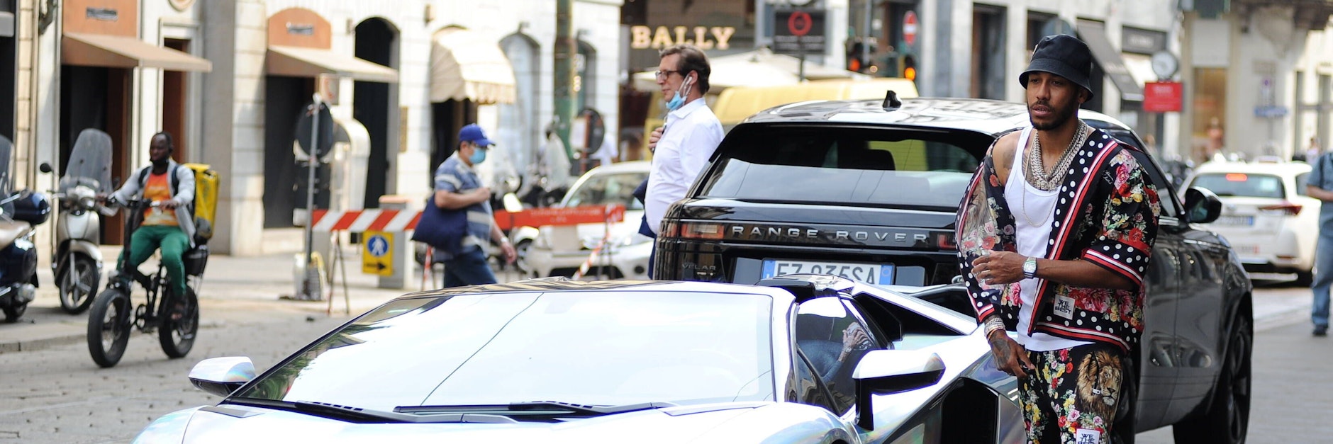 Zeigt gerne, was er hat, und wurde nun in seinem Haus überfallen und geschlagen: Fußballstar Pierre-Emerick Aubameyang. 