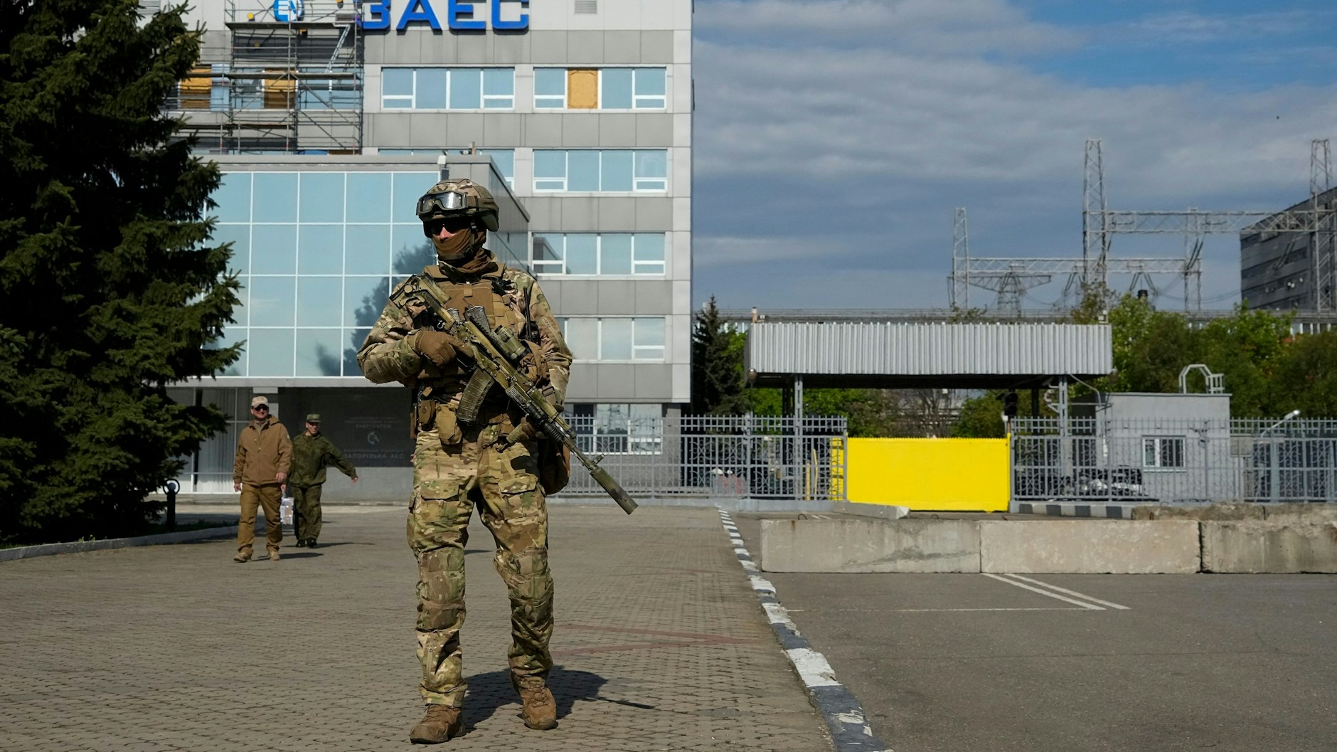Ein russischer Soldat auf dem Gelände des AKW Saporischschka.