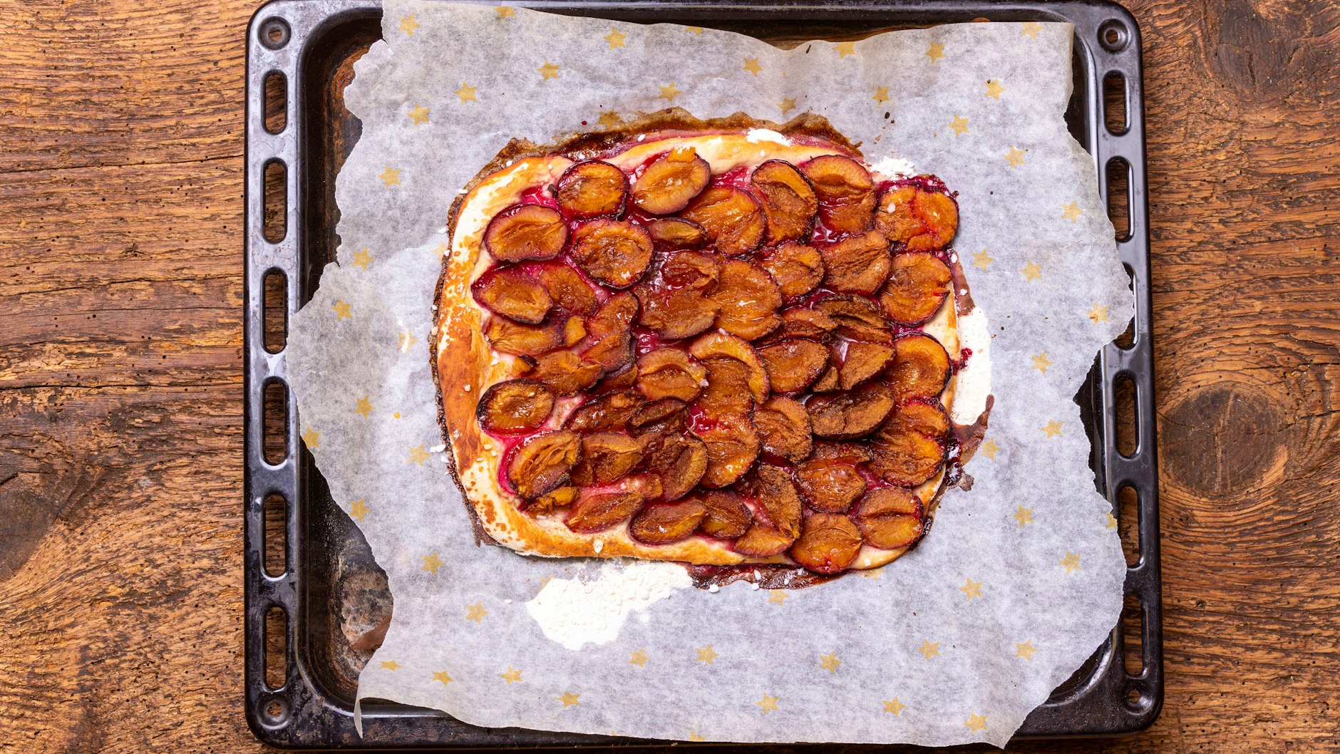 Für das Rezept für den schnellsten Pflaumenkuchen der Welt braucht man nur fünf Zutaten.