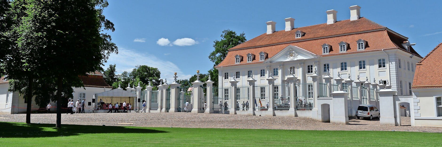 Im Schloss Meseberg wird die Eintracht des Bundeskabinetts bei einer Klausur am Dienstag und Mittwoch auf die Probe gestellt.