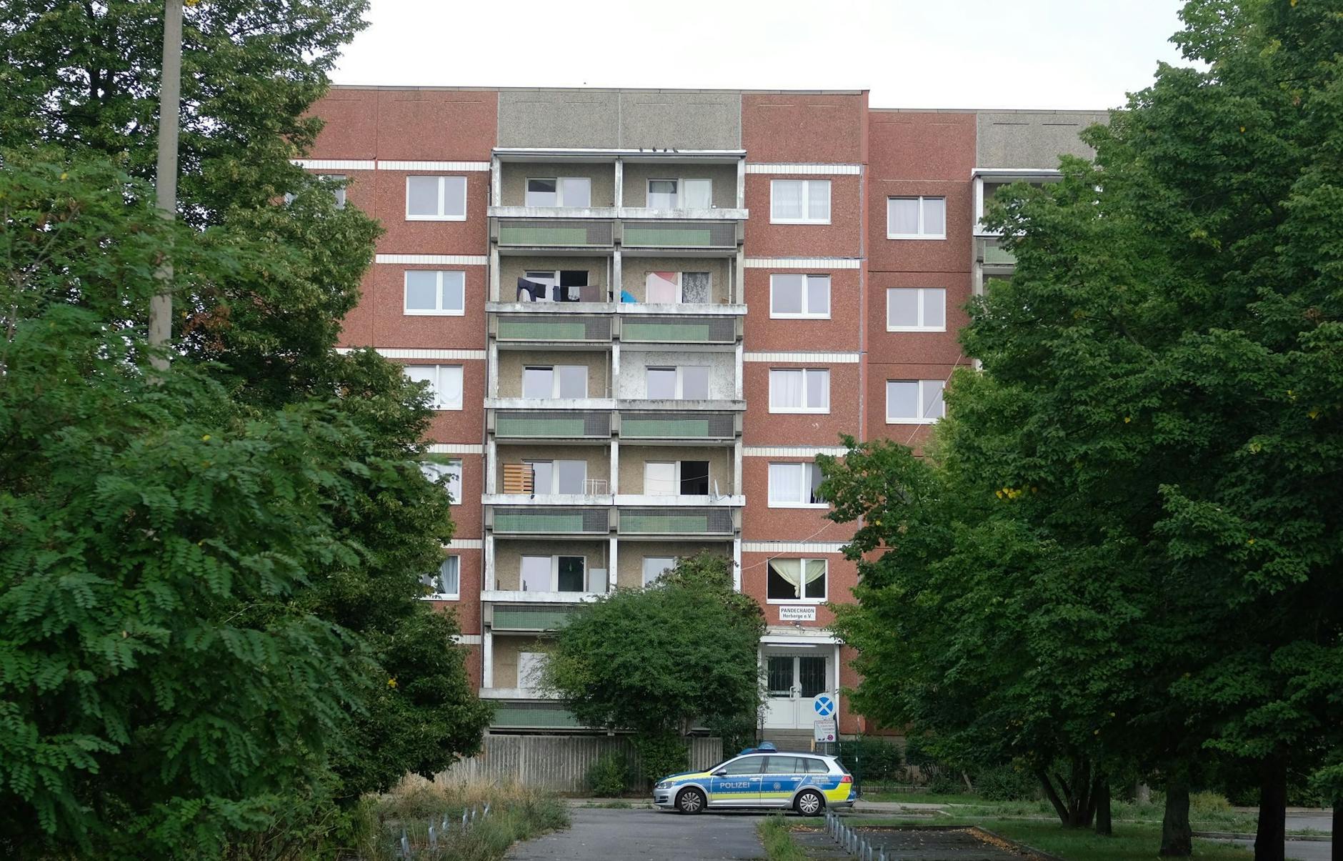 Ein Funkwagen der Polizei vor der Flüchtlingsunterkunft in Leipzig.
