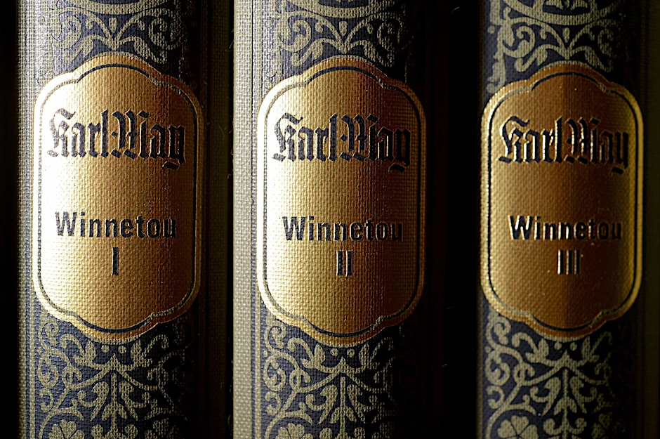 „Winnetou“-Bücher in einem Regal des Karl-May-Verlags
