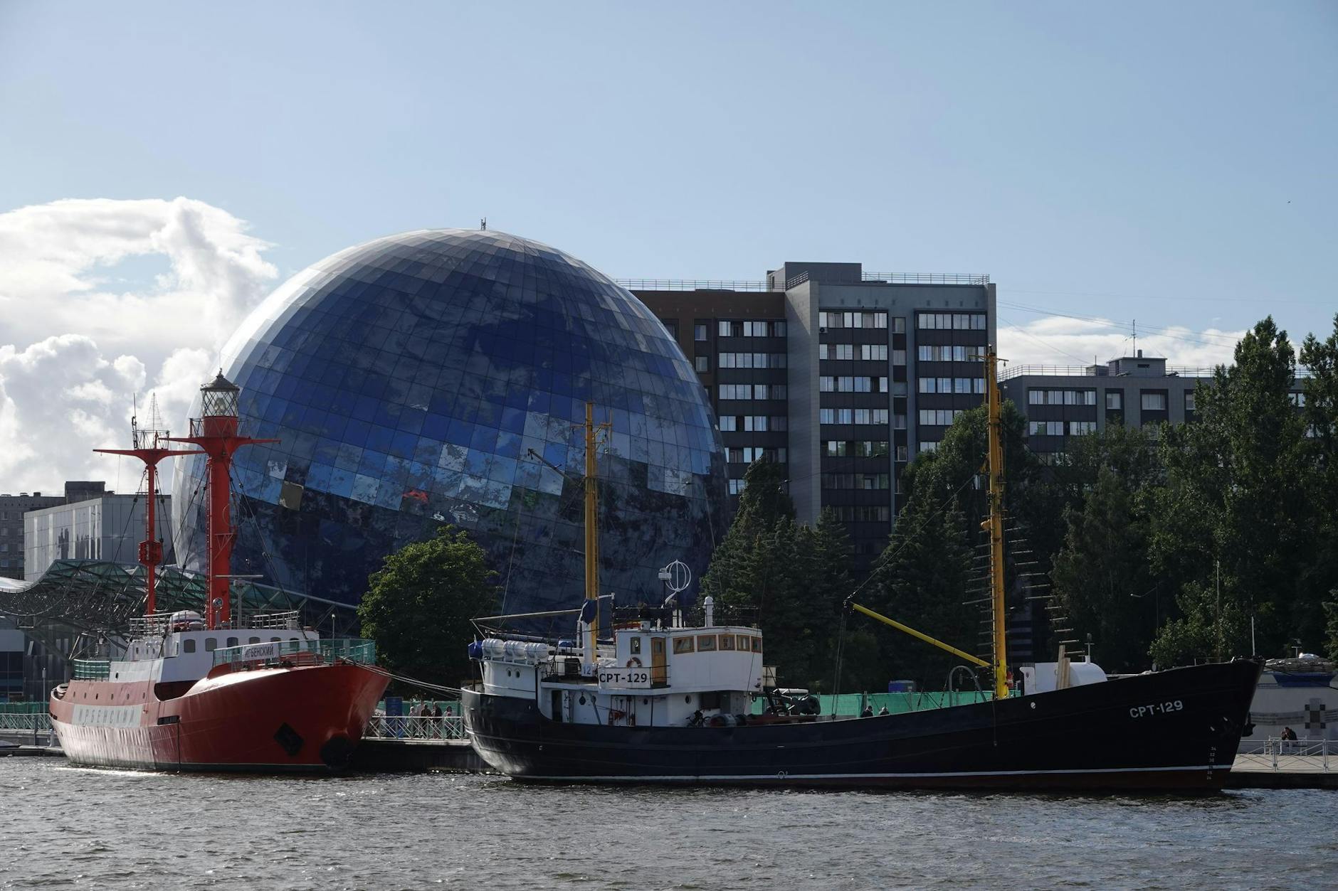 Schiffe ankern in der russischen Ostsee-Exklave Kaliningrad, der Stadt, die früher Königsberg hieß.