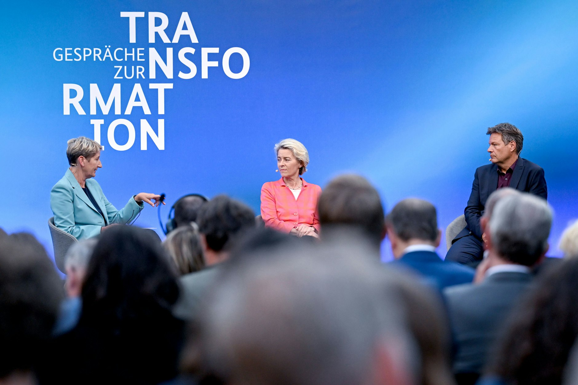 Moderatorin Anne Gellinek, Ursula von der Leyen, Präsidentin der Europäischen Kommission, und Wirtschaftsminister Robert Habeck diskutieren über Klimawandel und Energieversorgung.