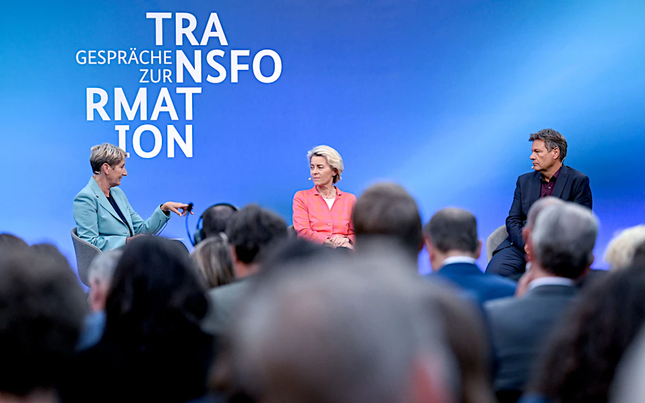 Moderatorin Anne Gellinek, Ursula von der Leyen, Präsidentin der Europäischen Kommission, und Wirtschaftsminister Robert Habeck diskutieren über Klimawandel und Energieversorgung.