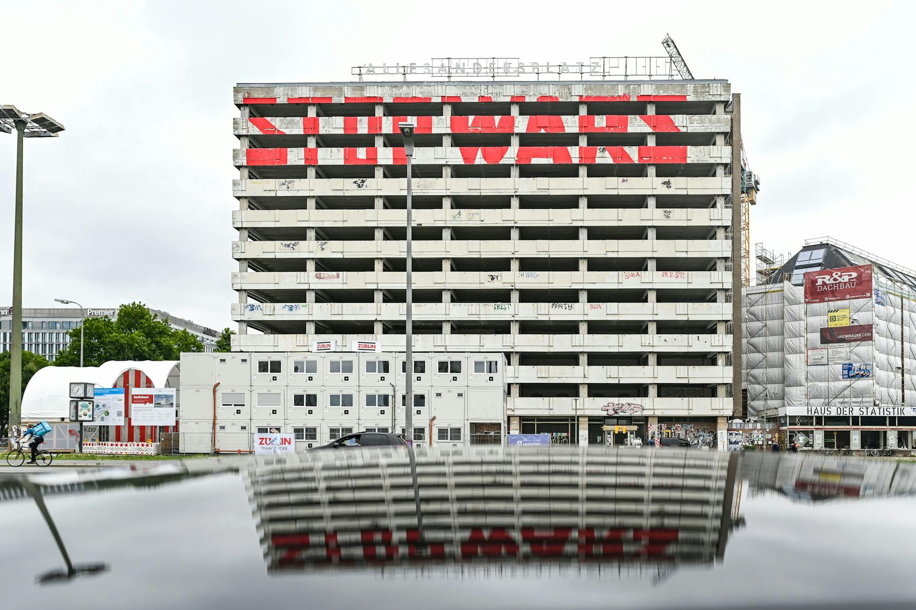 Baustelle mit Botschaft für den Frieden: Das Haus der Statistik in Mitte wird bis zum Jahr 2024 saniert. „Stop Wars“, stoppt Kriege, steht in großen Buchstaben an der Fassade.