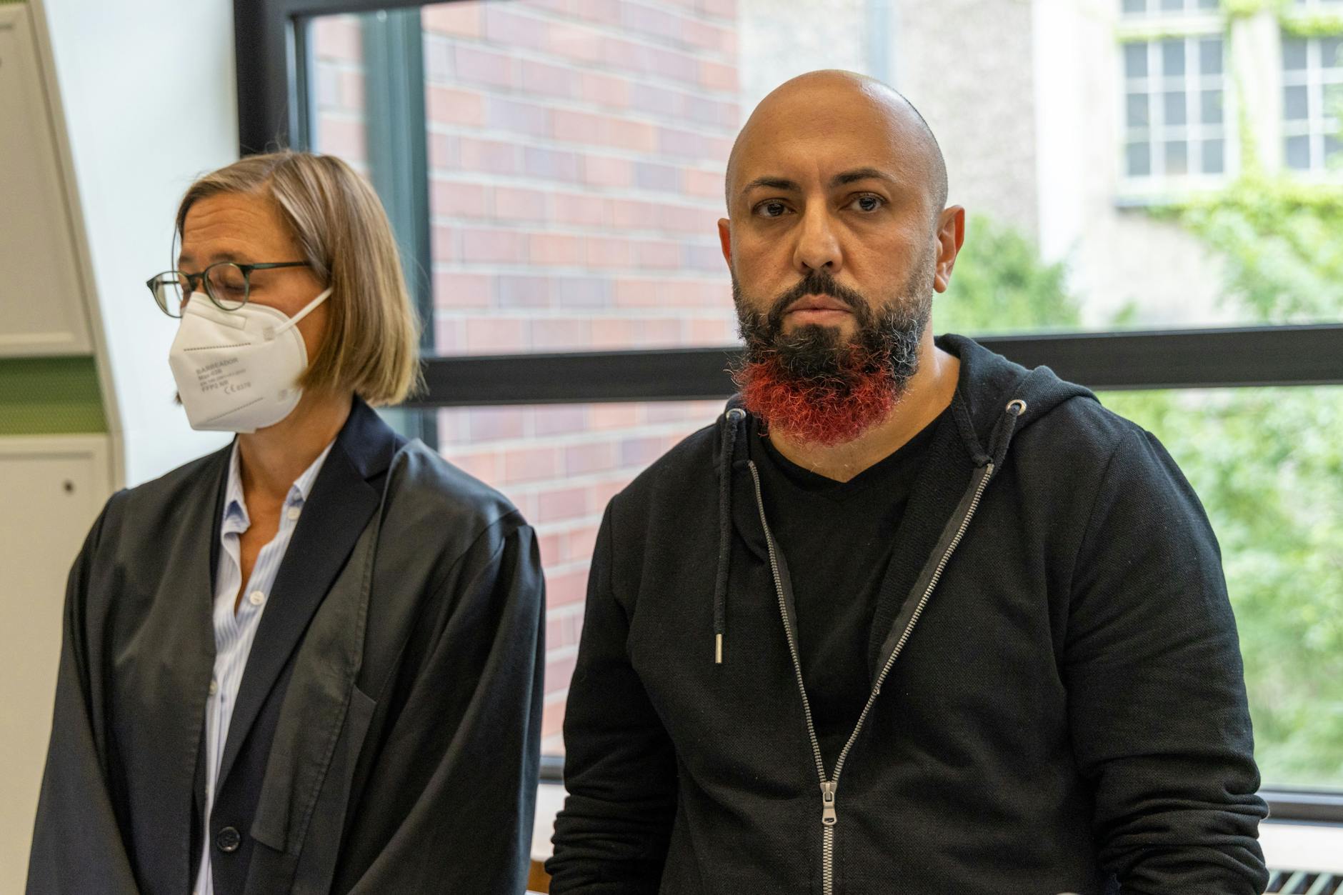 Der Linke-Politiker Ferat Kocak ist Nebenkläger im Prozess. Im Gerichtssaal stand er den mutmaßlichen Tätern des Brandanschlags auf sein Auto erstmals gegenüber.