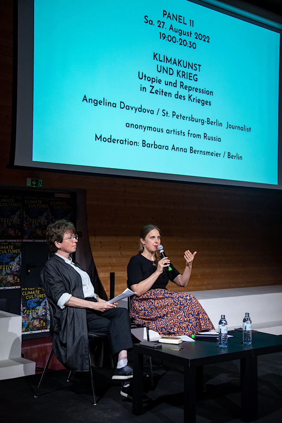 Die russische Klimajournalistin Angelina Davydova und Barbara Anna Bernsmeier (v. l.) bei der Moderation.