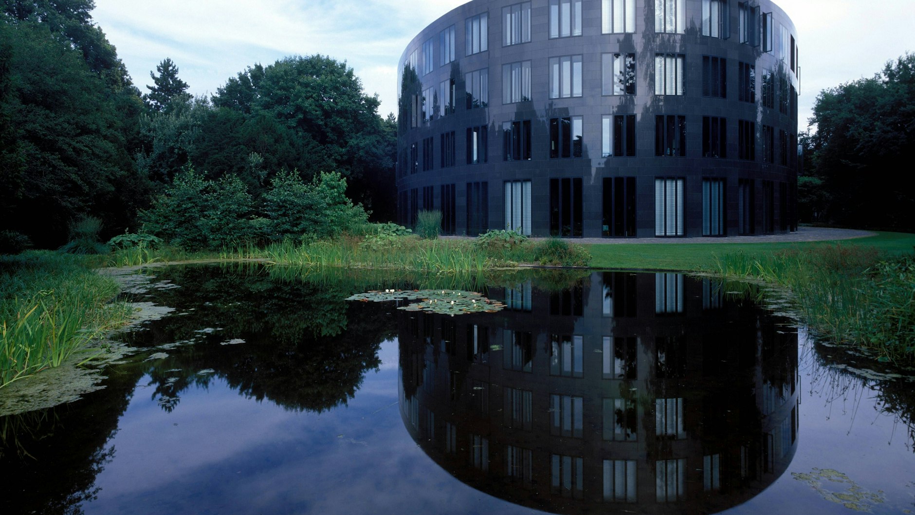 Mit Fantasie kann man einen Grünstich der Fassade des  Bundespräsidialamt wahrnehmen ...