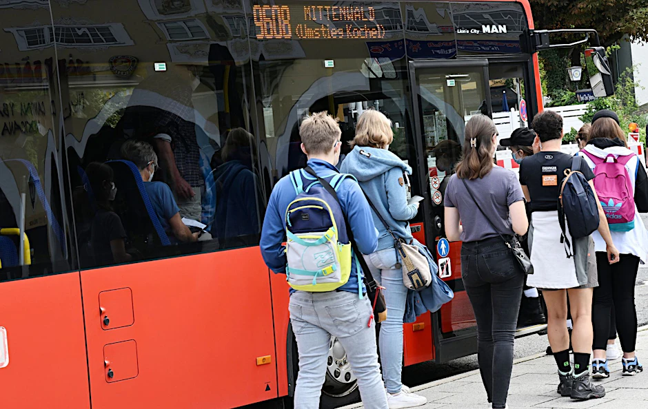 Für viele Menschen ist der Bus unabdingbar, um in die Schule oder zur Arbeit zu fahren. Durch steigende Benzinpreise könnten manche Verkehrsbetriebe ihr Angebot aber nicht mehr aufrechterhalten.&nbsp;