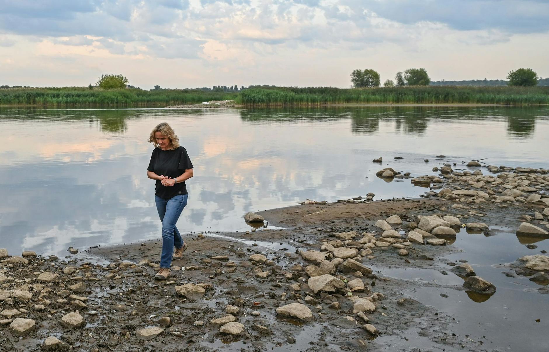 Bundesumweltministerin Steffi Lemke informiert sich vor Ort über die Umweltkatastrophe.