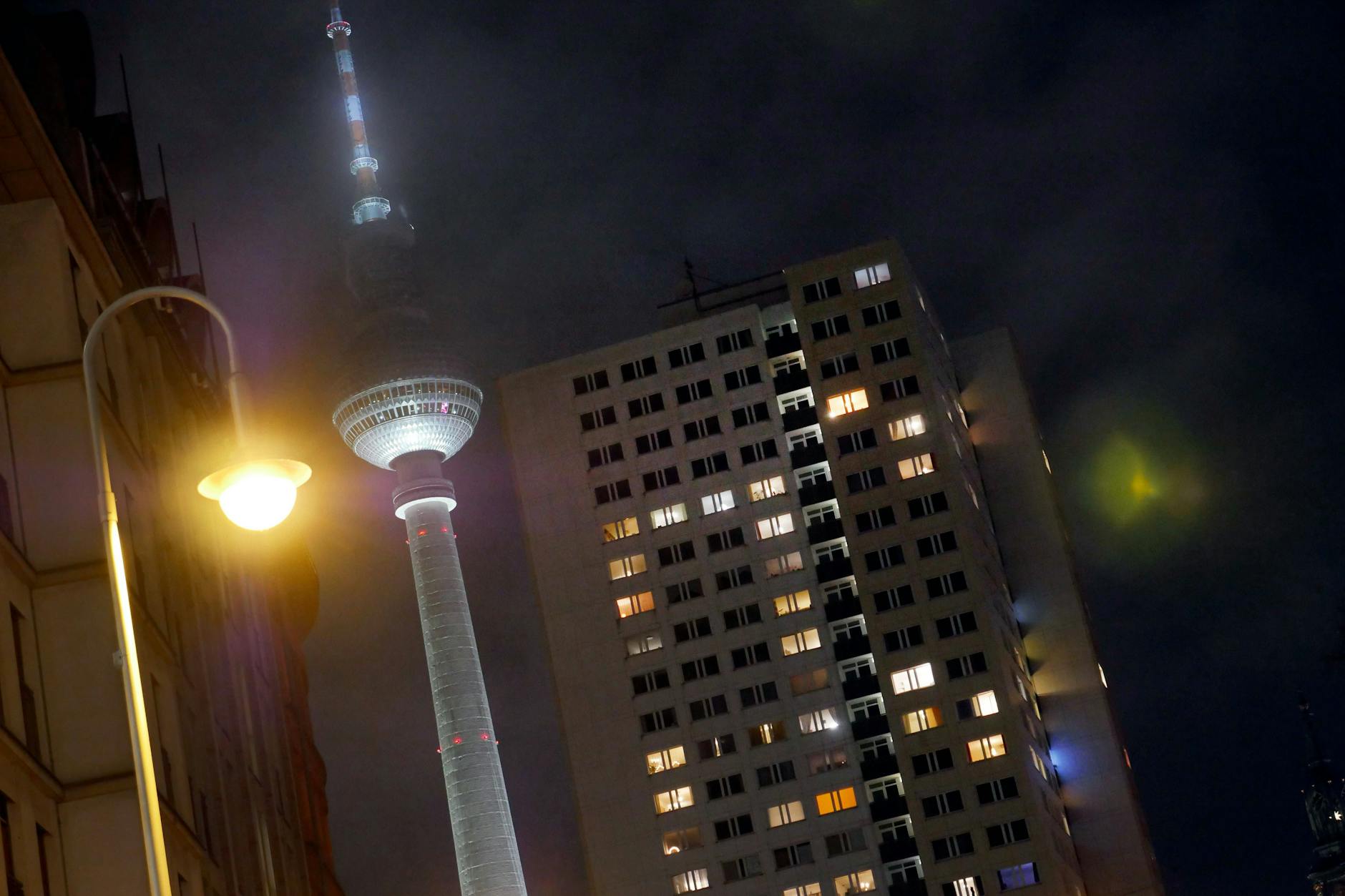 Am Berliner Fernsehturm hat sich am späten Sonnabendabend ein Unglück ereignet. (Archivbild)