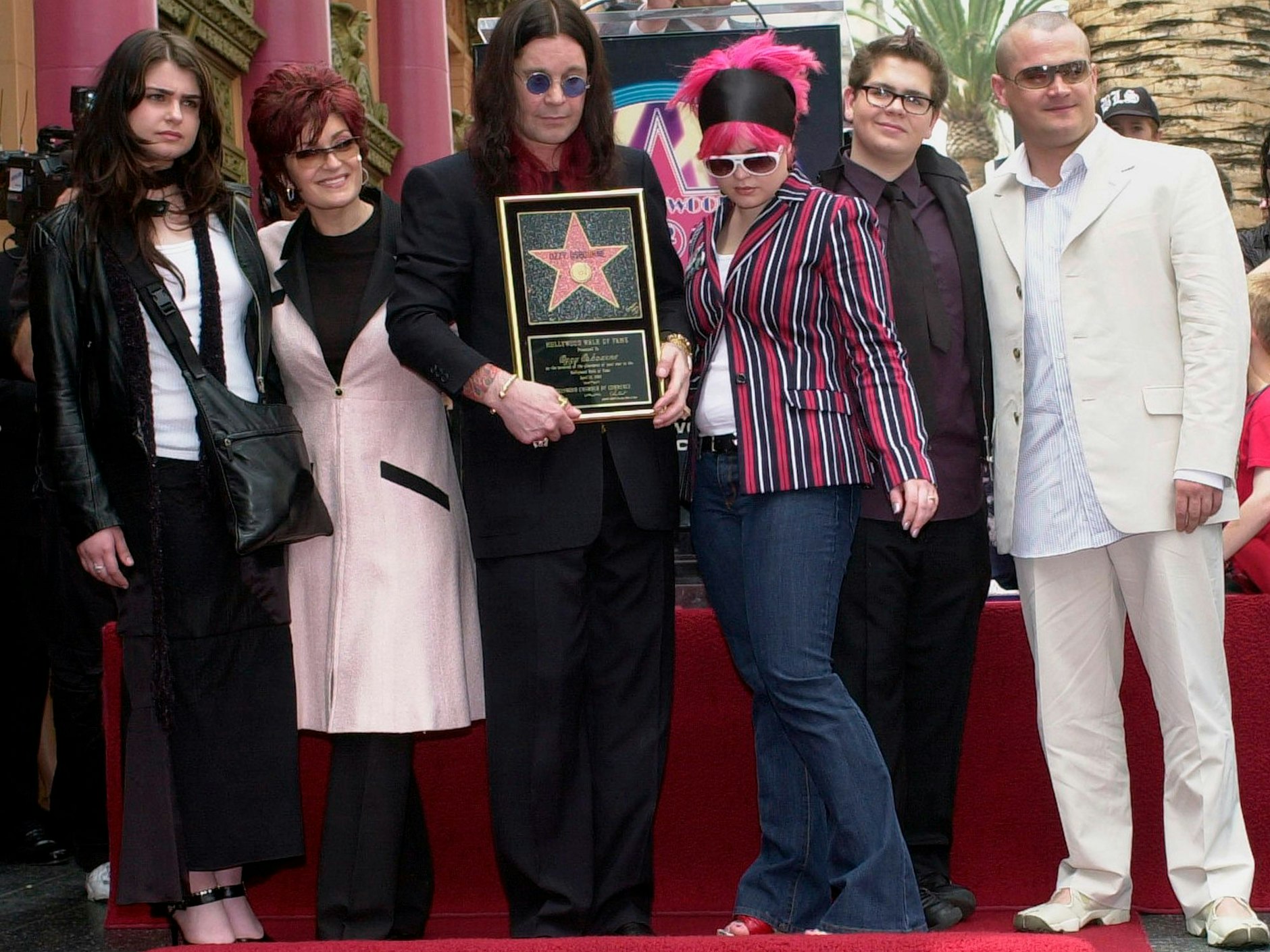 Die Osbourne-Familie: Ozzy Osbourne (M.), Tochter Aimee, Ehefrau Sharon, Tochter Kelly und die Söhne Jack und Louis (v. l.) stehen am Stern des Schock-Rockers am Hollywood Walk of Fame in Los Angeles.