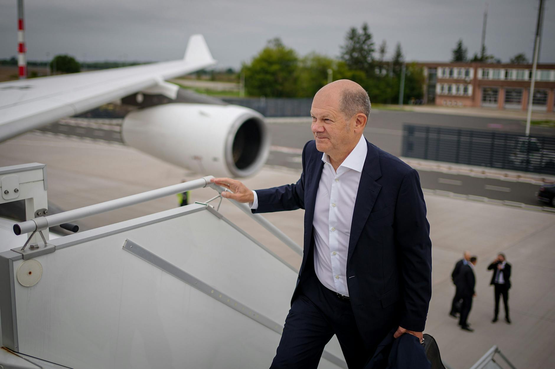 Olaf Scholz ohne Maske am Montag auf dem Weg nach Prag.