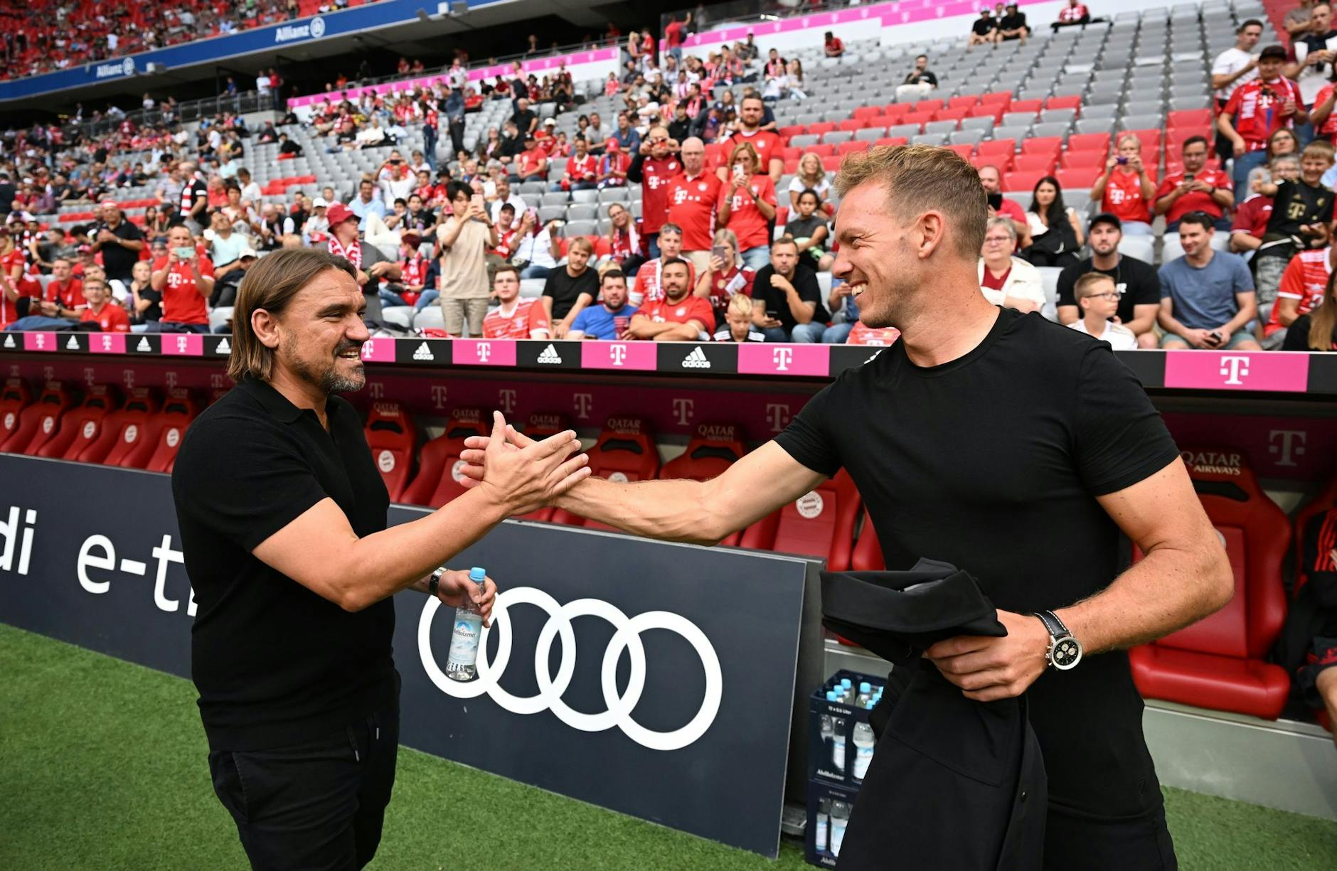 Gladbach-Trainer Daniel Farke (l) begrüßt Bayern Münchens Trainer Julian Nagelsmann.