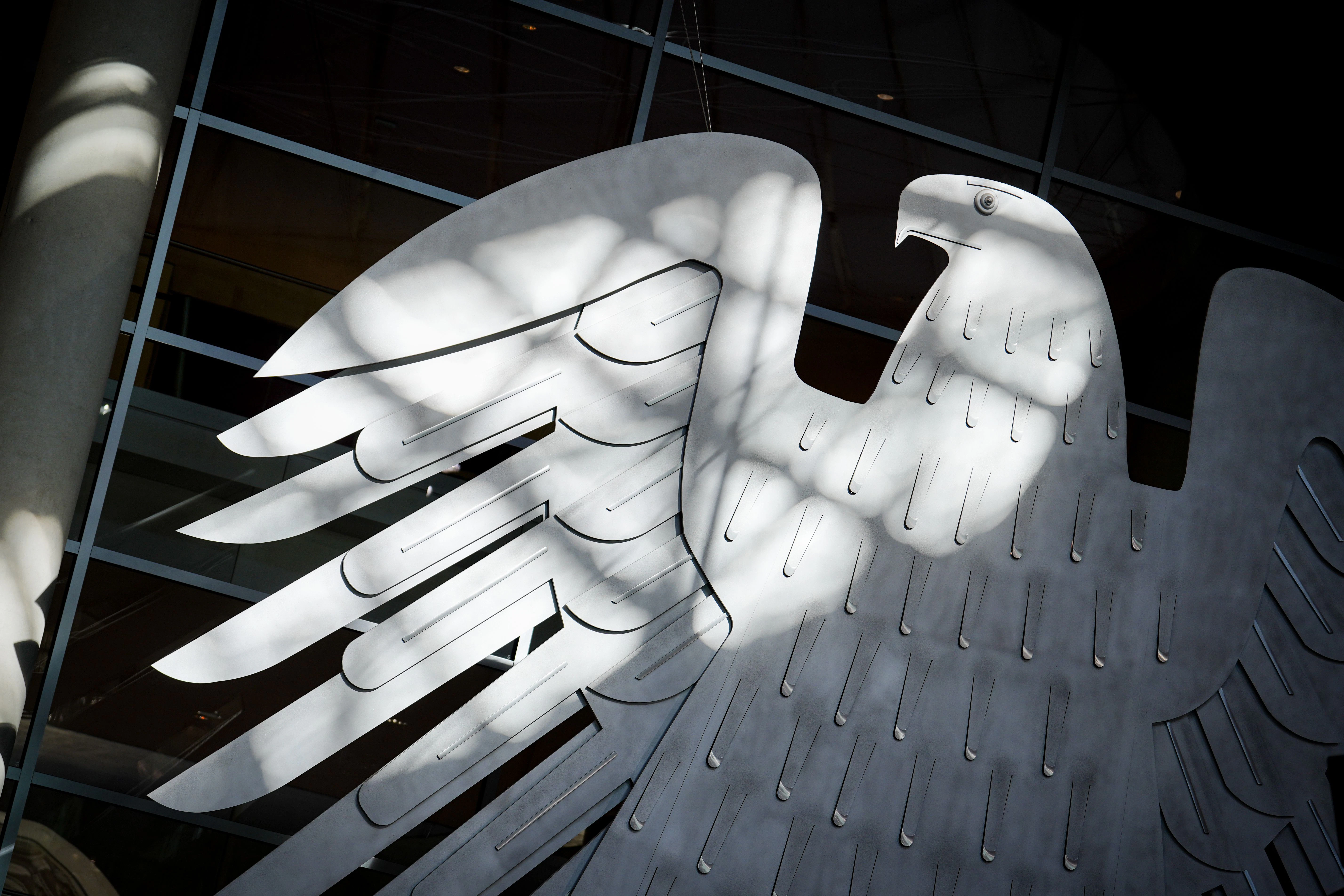 Der Bundesadler im Plenarsaal des Bundestags