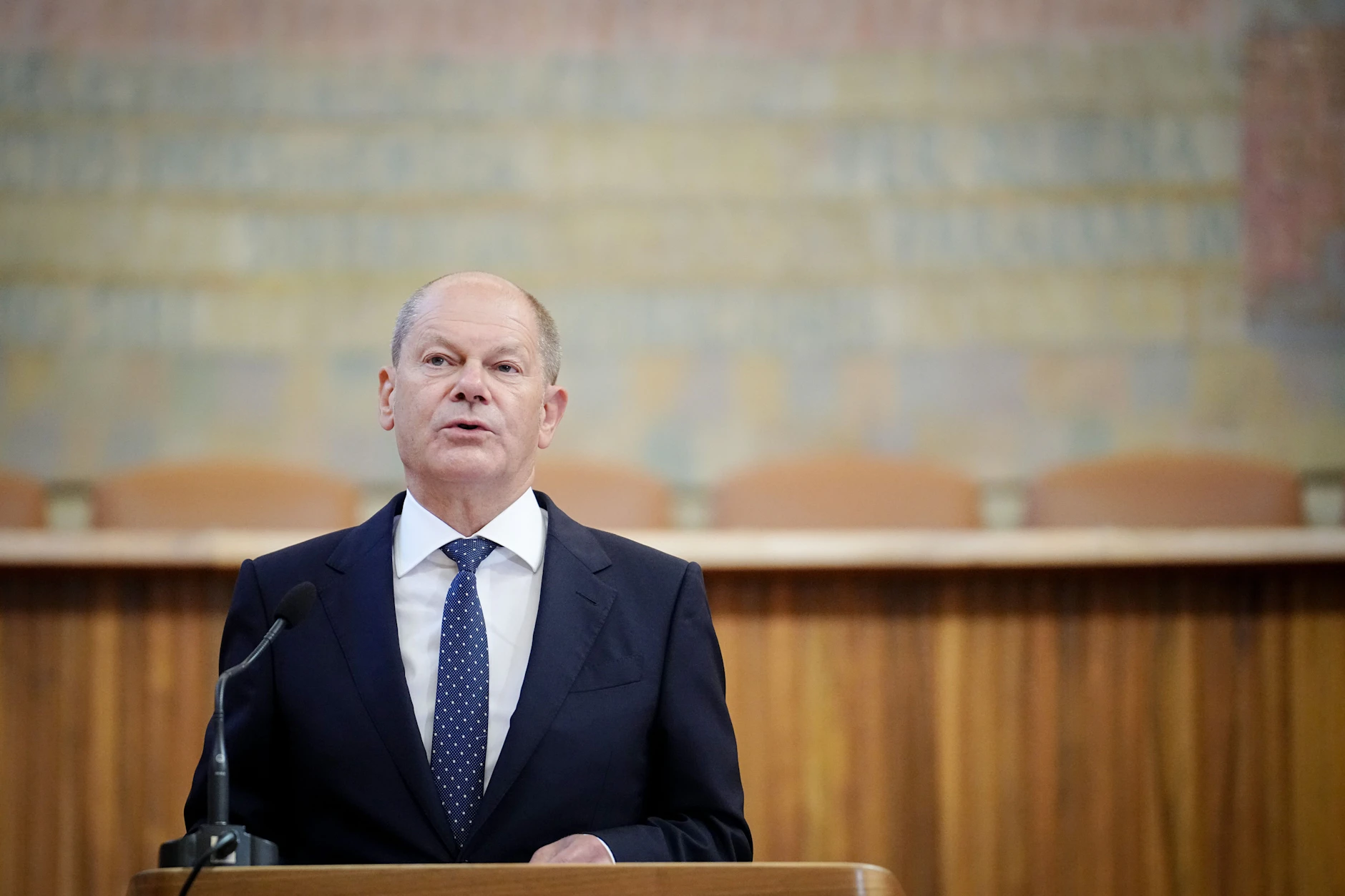  Bundeskanzler Olaf Scholz (SPD) Scholz hält an der Karls-Universität eine Rede.