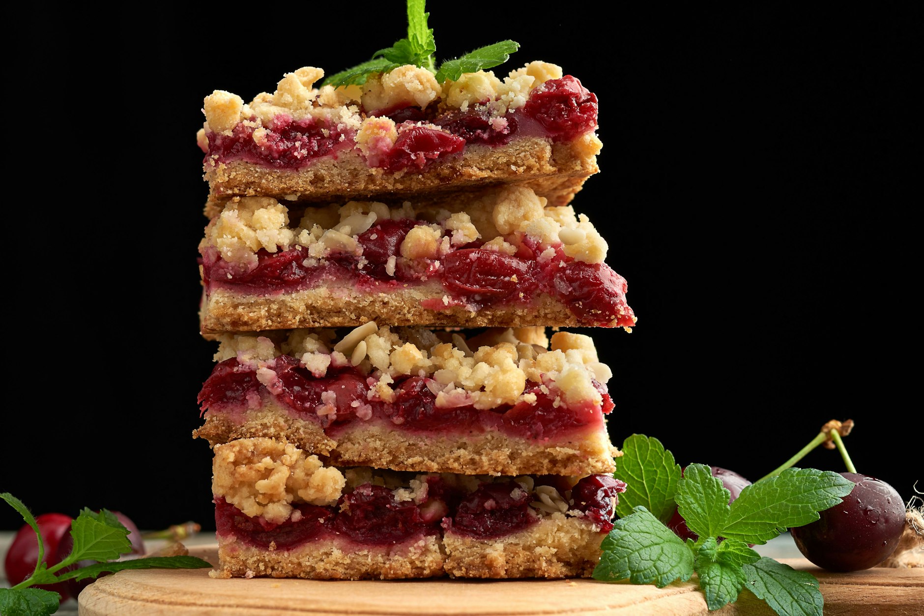 Von dem leckeren Kirschkuchen vom Blech nimmt man gerne mehr als nur ein Stück Kuchen.