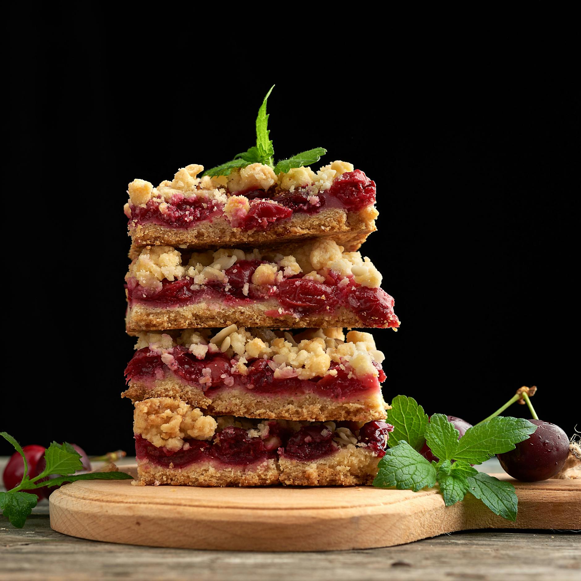 Klasse Rezept für saftigen Kirschkuchen mit knusprigen Mandel-Streuseln. So lecker und so fluffig – dank Buttermilch-Trick