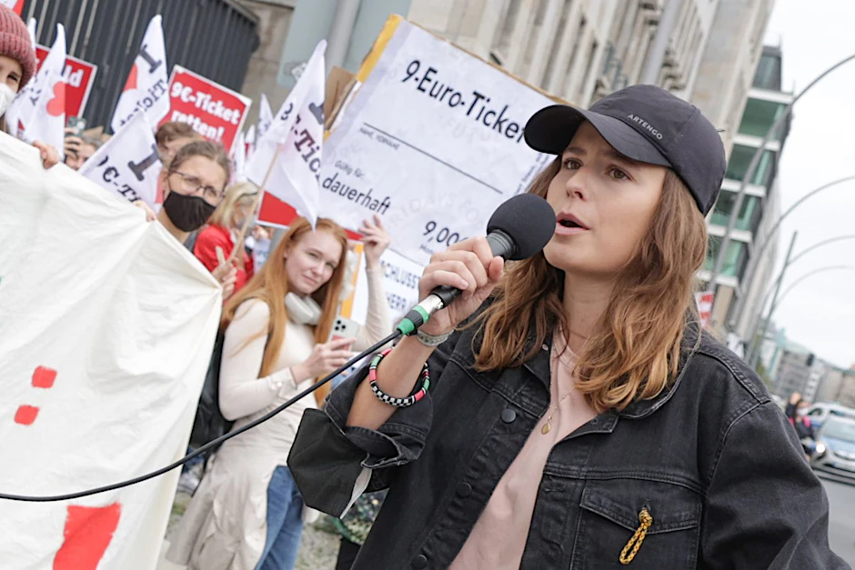 Klimaaktivistin Luisa Neubauer spricht bei der Demo „Sonderzug zu Lindner“ vor dem Bundesfinanzministerium zu den Demonstranten.