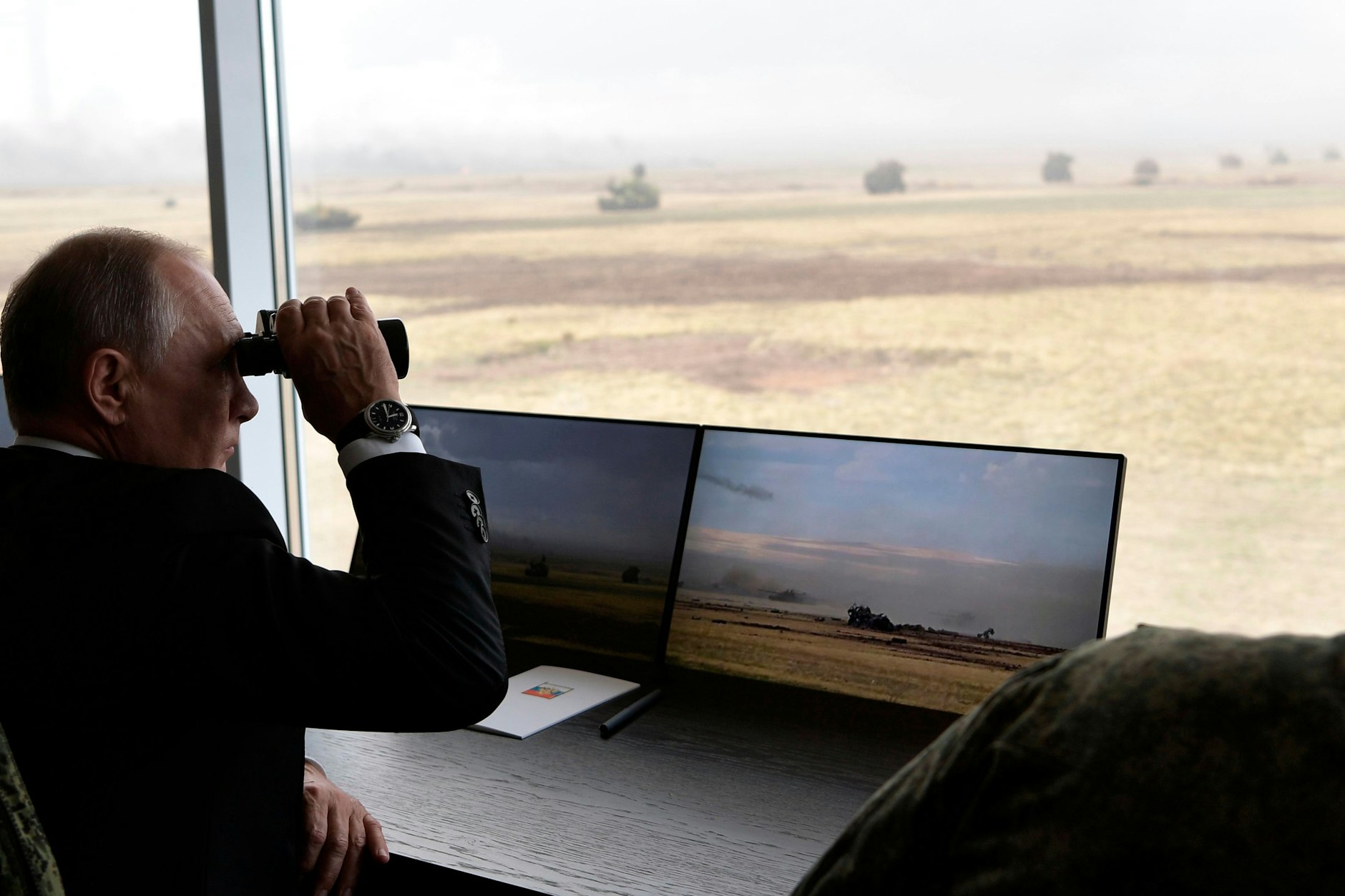 Wladimir Putin beobachtet eine Militärübung.