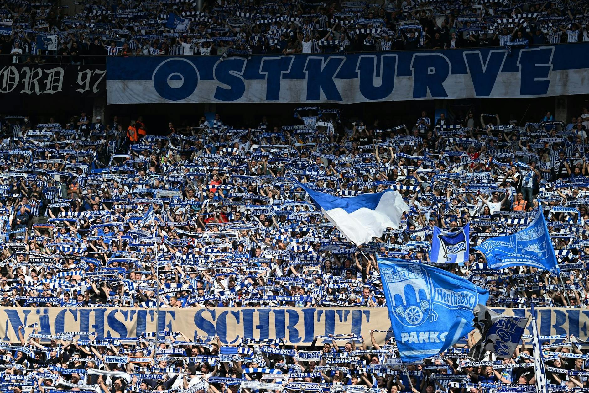 ARCHIV - Hertha-Fans begrüßen ihre Mannschaft. - Nutzung nur nach schriftlicher Vereinbarung mit der dpa