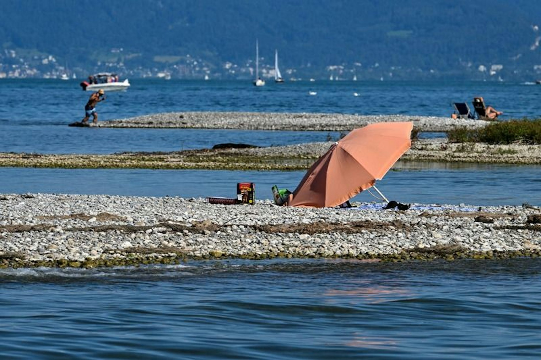 Baden-Württemberg, Langenargen: Durch das Niedrigwasser des Bodensees sind vor Langenargen mehrere frei liegende und gut sichtbare Landzungen und Kiesbänke entstanden.