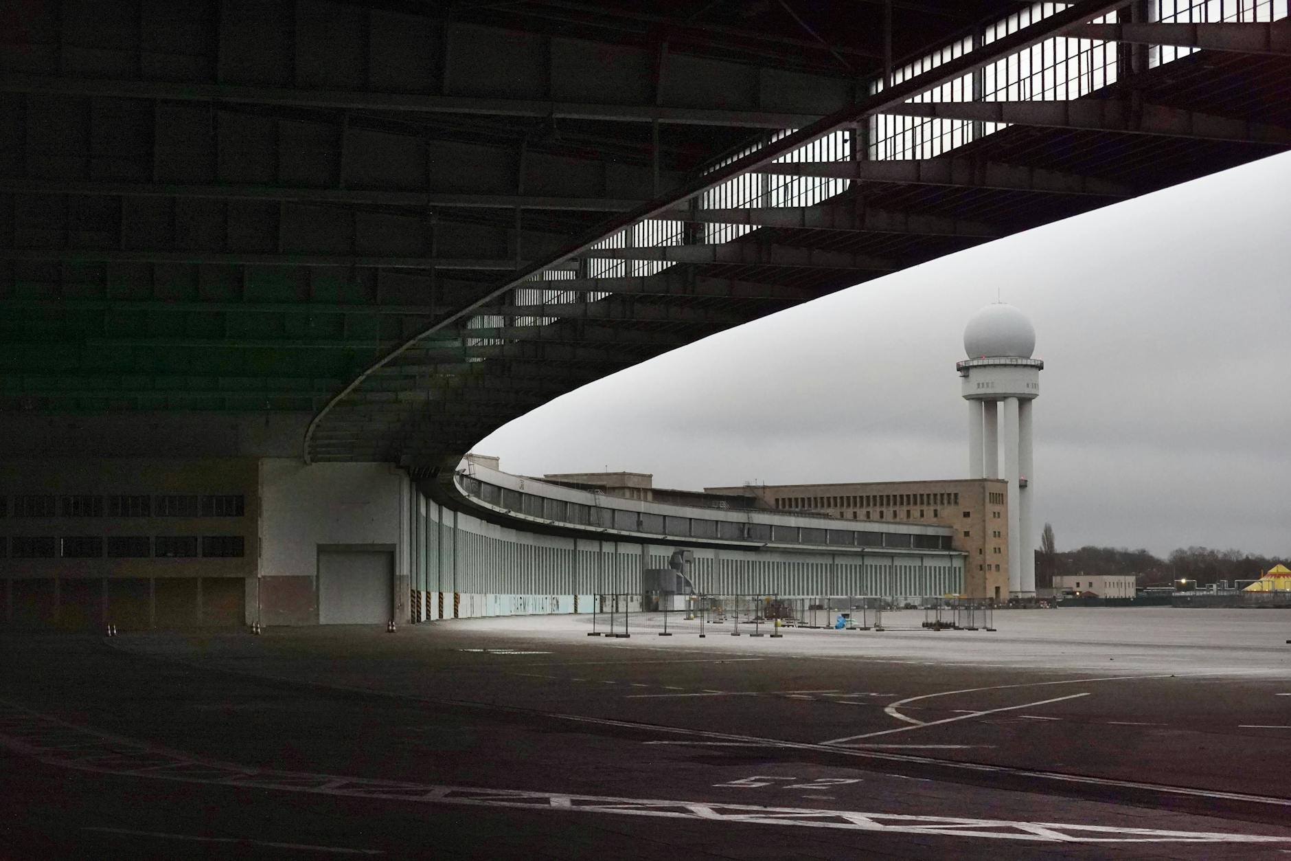 Blick auf den stillgelegten Flughafen Tempelhof: Das Gebäude hat eine Fläche von 300.000 Quadratmetern.
