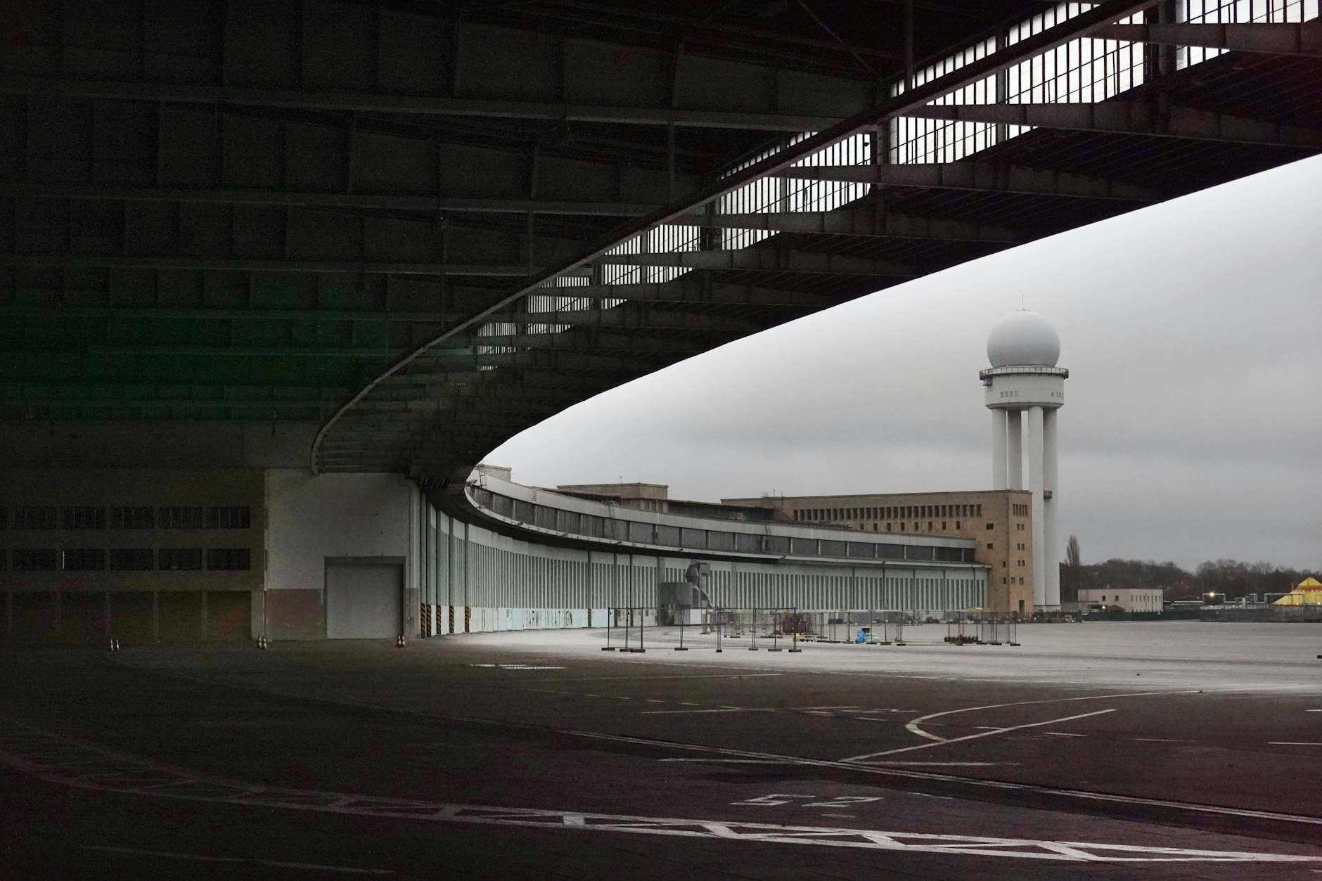 Blick auf den stillgelegten Flughafen Tempelhof: Das Gebäude hat eine Fläche von 300.000 Quadratmetern.