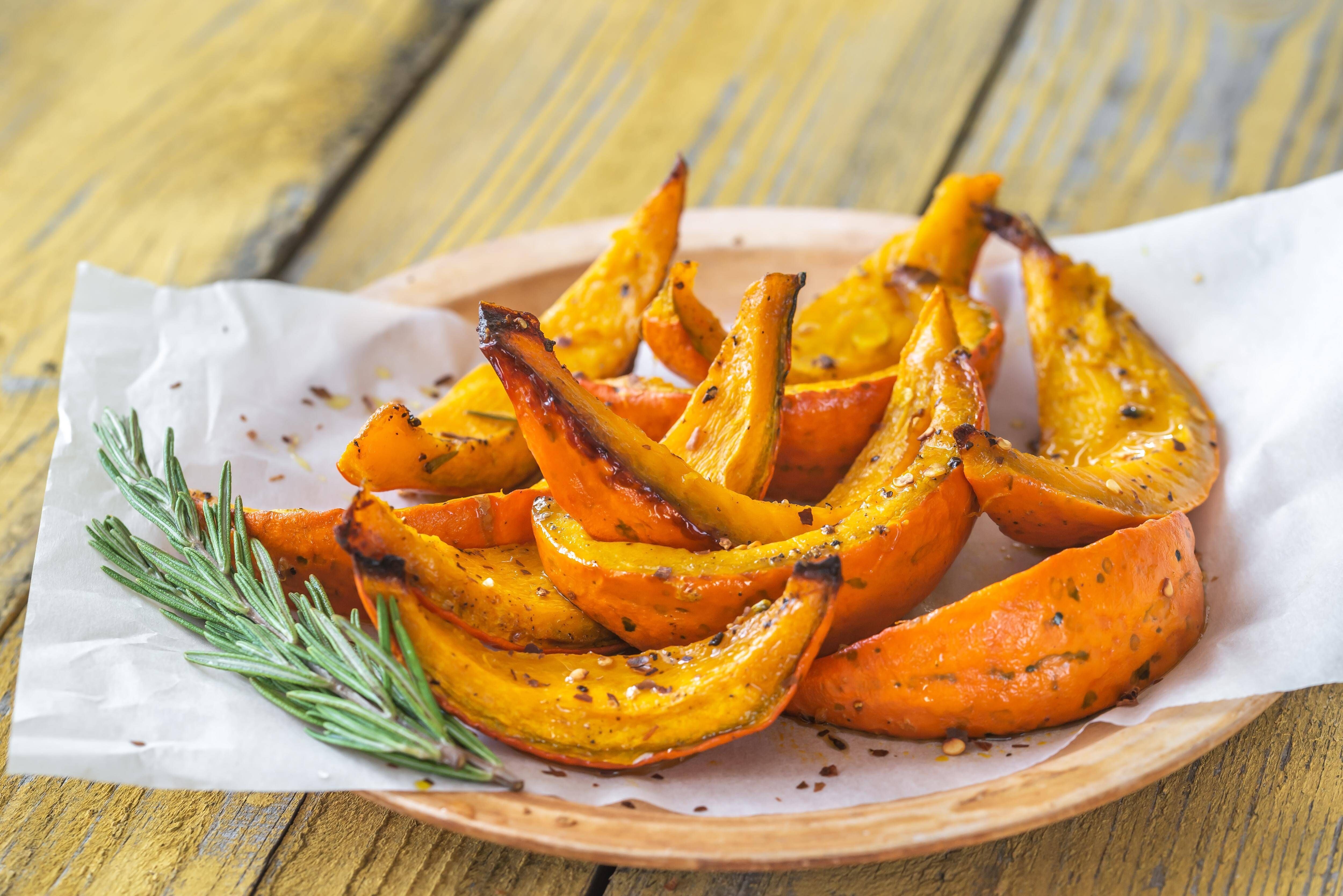 Kürbis mit Knoblauch und Parmesan aus dem Ofen: Das schnelle und leckere Rezept für den Feierabend!