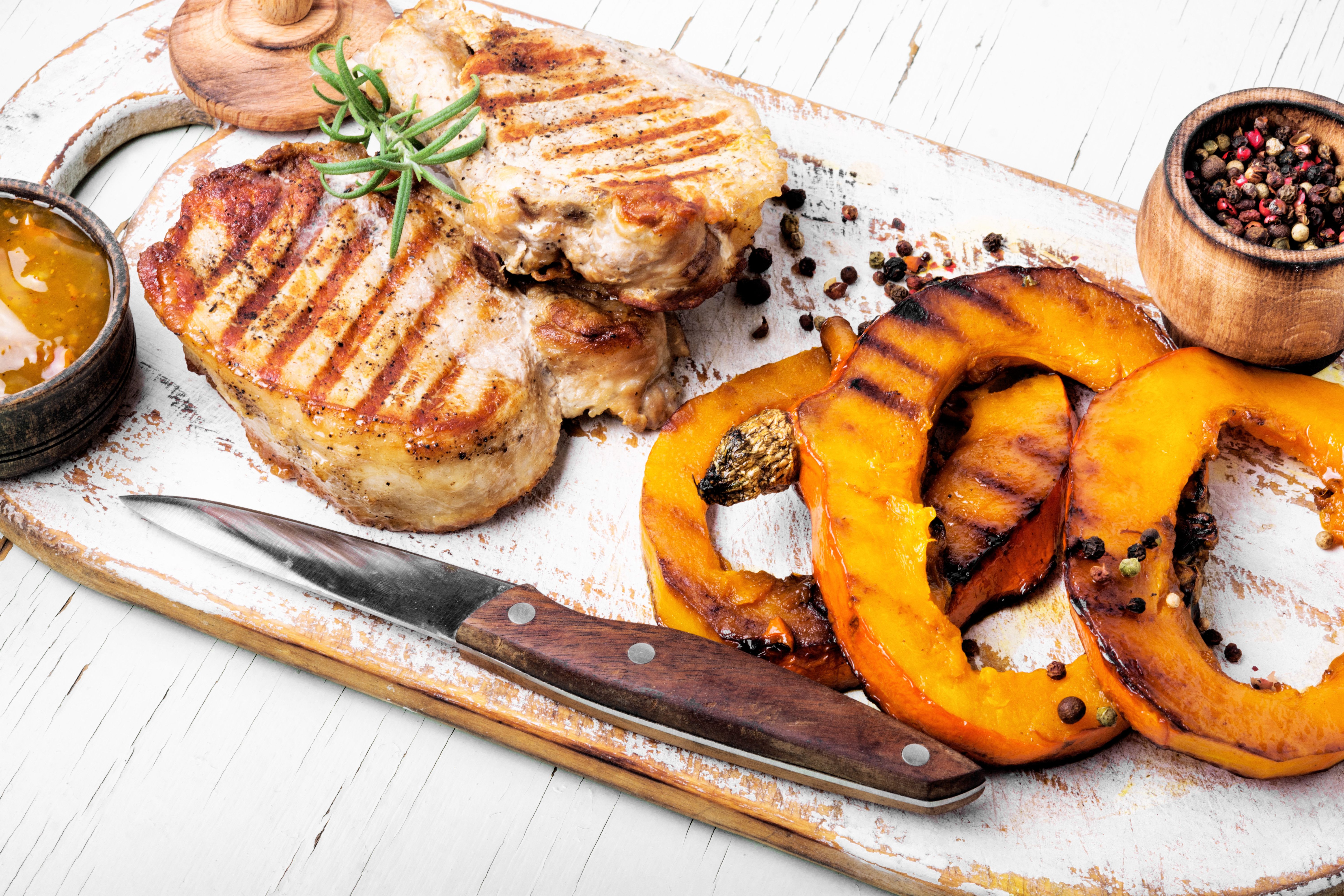 Geniales Rezept für Schweinefilet mit gebackenen Kürbisspalten aus dem Ofen: Perfekter Herbstgenuss – gesund und lecker