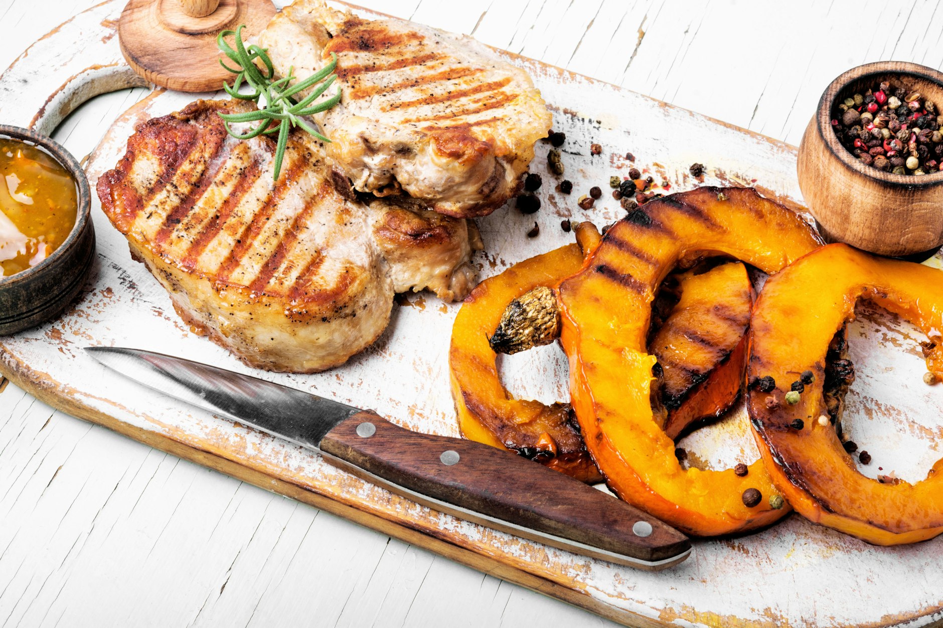 Das Rezept für Schweinefilet mit gebackenen Kürbisspalten aus dem Ofen dauert zwar etwas länger in der Zubereitung, ist aber geschmacklich ein Volltreffer.