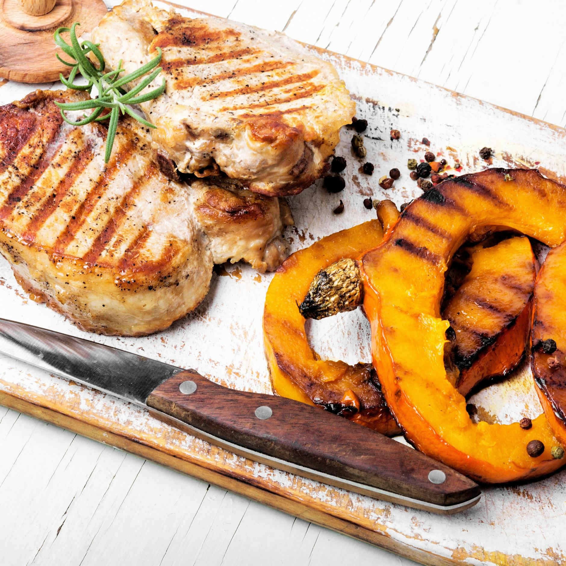 Geniales Rezept für Schweinefilet mit gebackenen Kürbisspalten aus dem Ofen: Perfekter Herbstgenuss – gesund und lecker