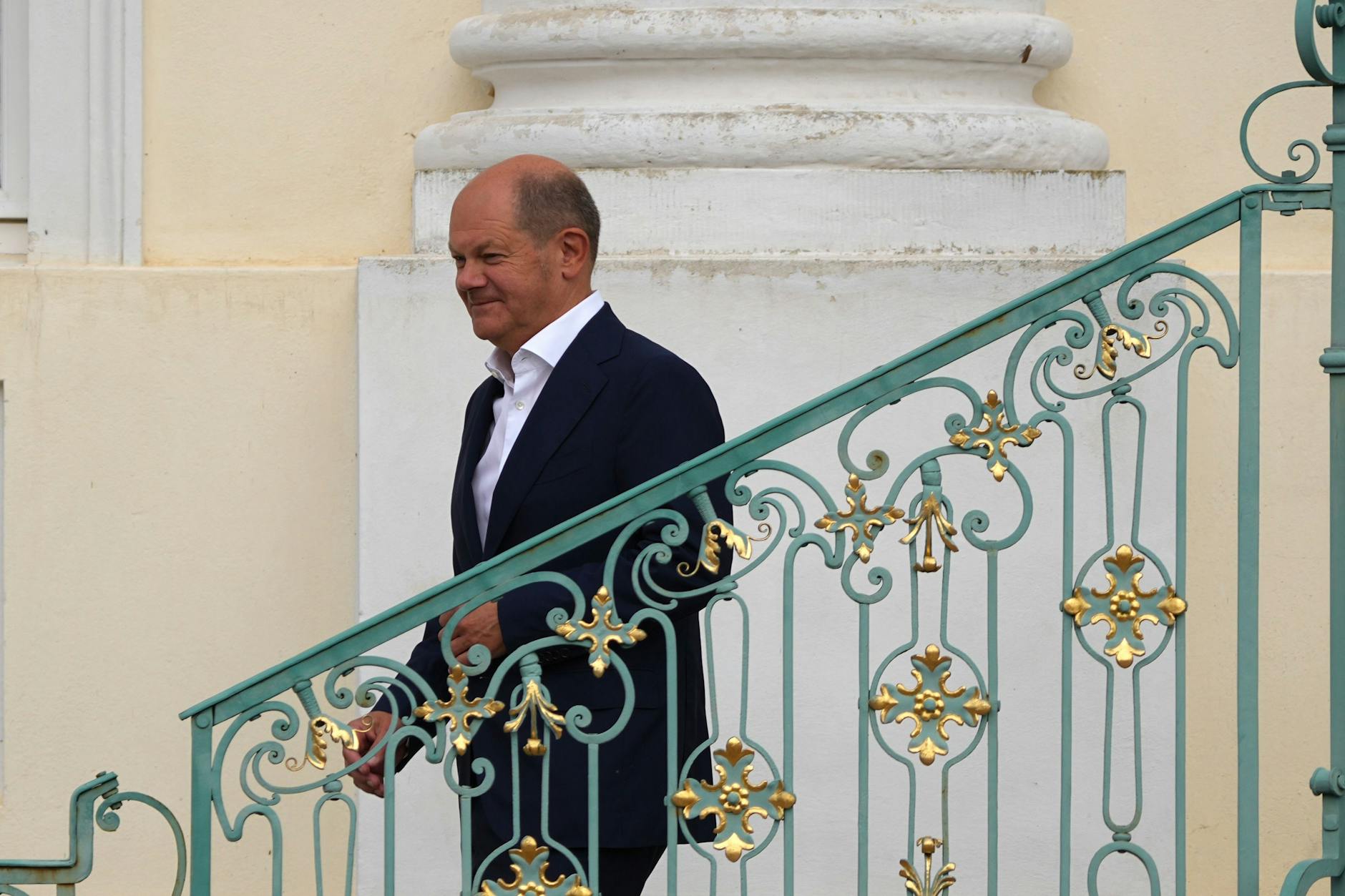 Bundeskanzler Olaf Scholz (SPD) kommt zum Statement vor der Klausur des Bundeskabinetts in Schloss Meseberg.