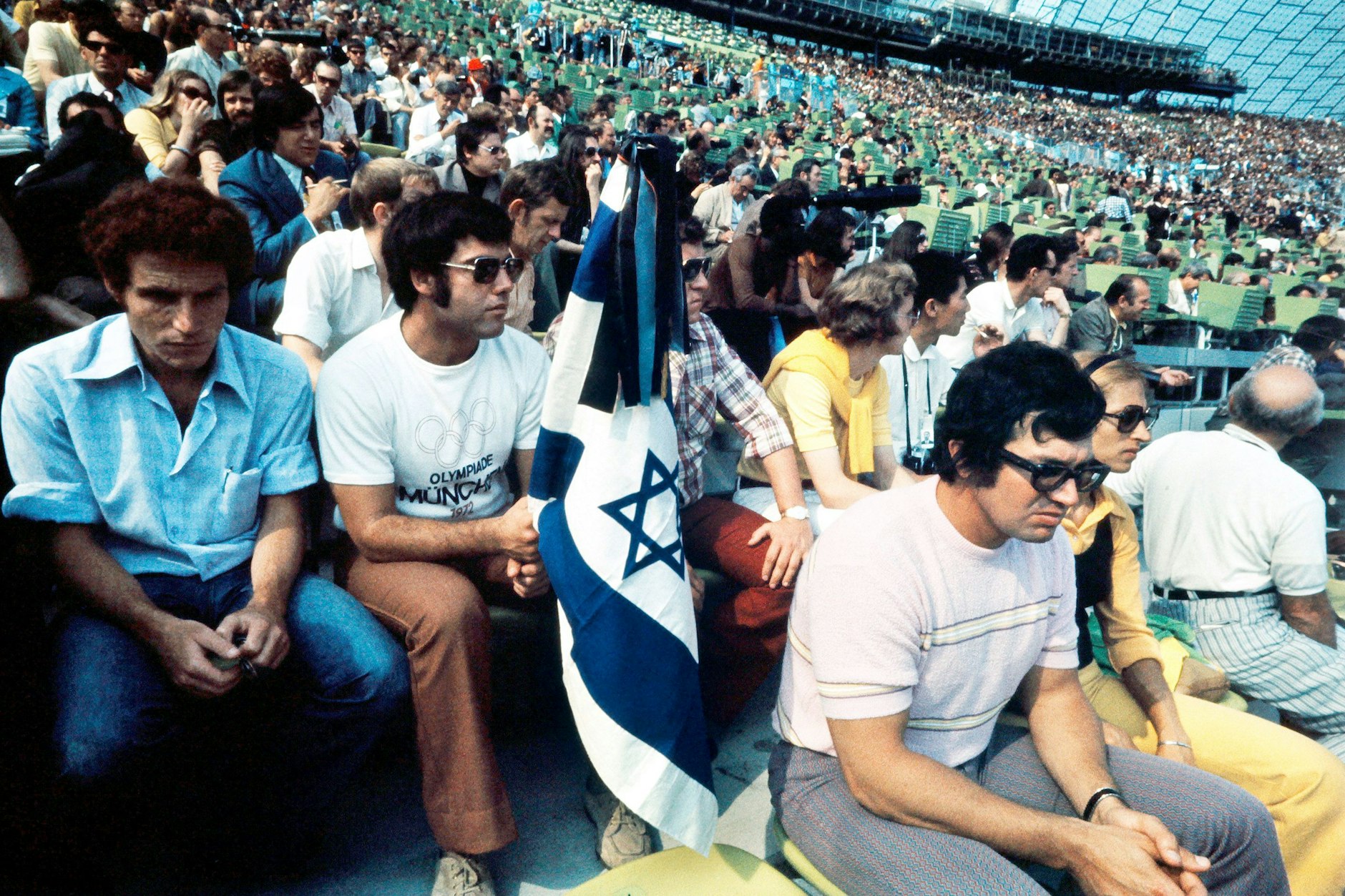 Israelische Fans bei der Trauerfeier im Münchner Olympiastadion im Jahr 1972